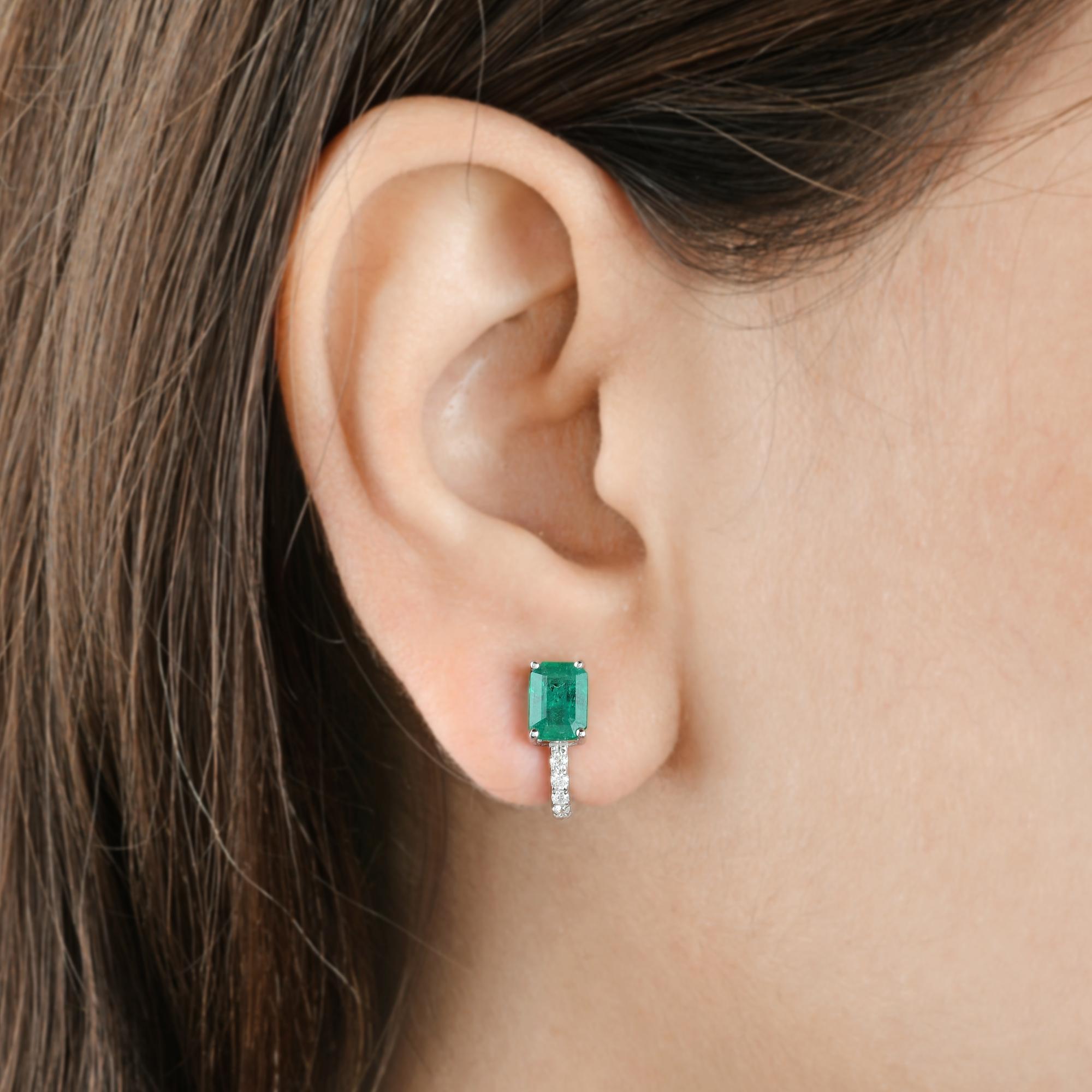 Natürliche Smaragd-Edelstein-Ohrringe mit halber Creolen und Diamanten aus 18 Karat Weißgold (Smaragdschliff) im Angebot