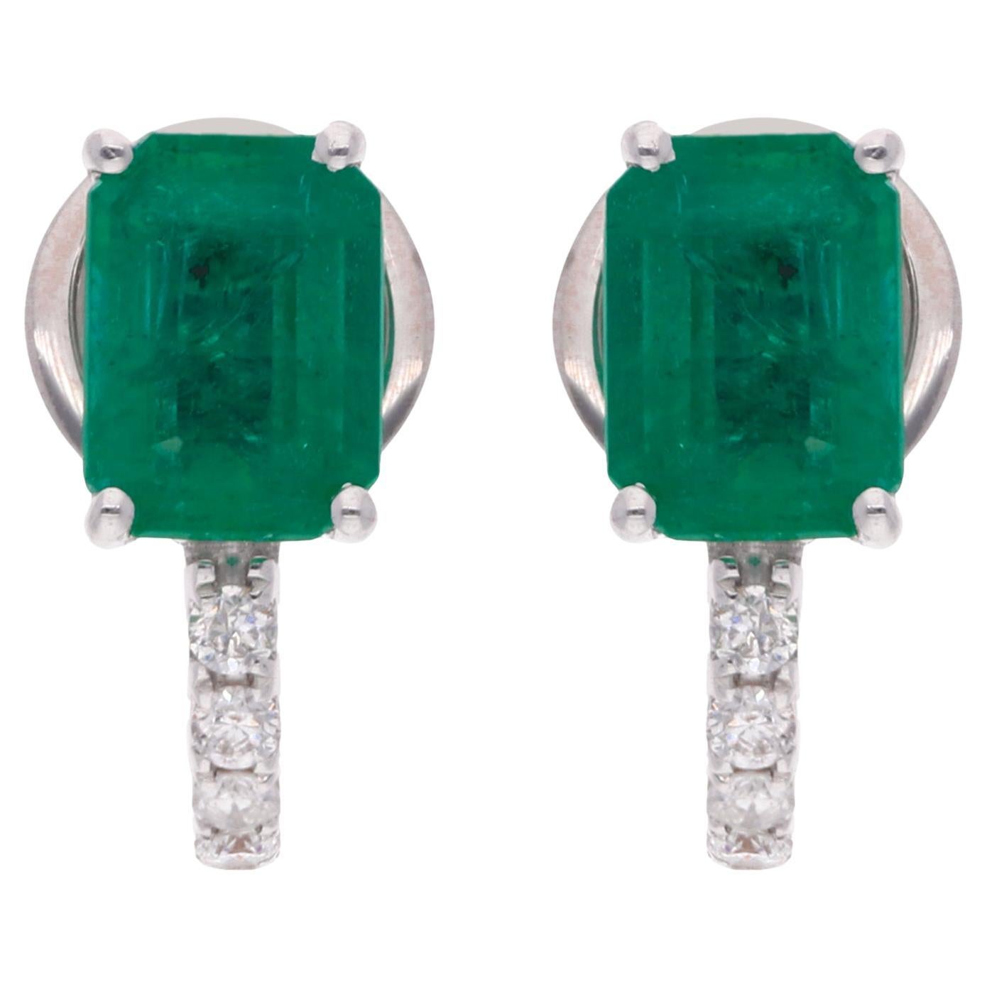Natürliche Smaragd-Edelstein-Ohrringe mit halber Creolen und Diamanten aus 18 Karat Weißgold