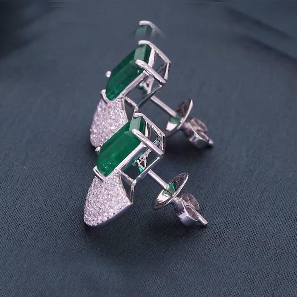 Spectrum Jewels Natürlicher Smaragd Hand Fächer-Ohrstecker Diamant 18kt Weißgold Damen im Angebot