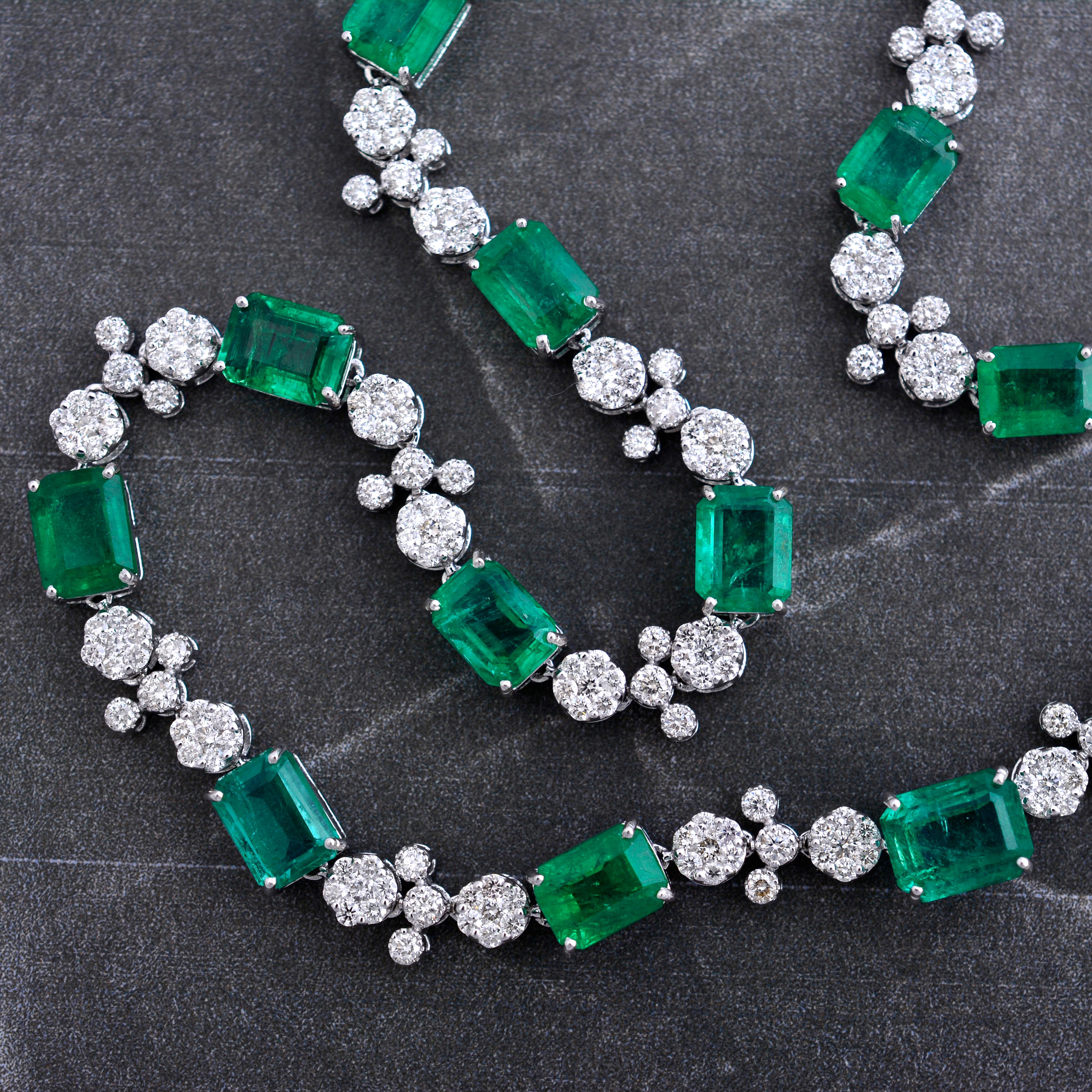 Erweitern Sie Ihre Schmucksammlung mit dieser atemberaubenden Halskette mit einem natürlichen Smaragd, der mit einem schillernden Diamanten verziert ist. Dieses sorgfältig aus 14 Karat Weißgold gefertigte Schmuckstück strahlt Luxus, Raffinesse und