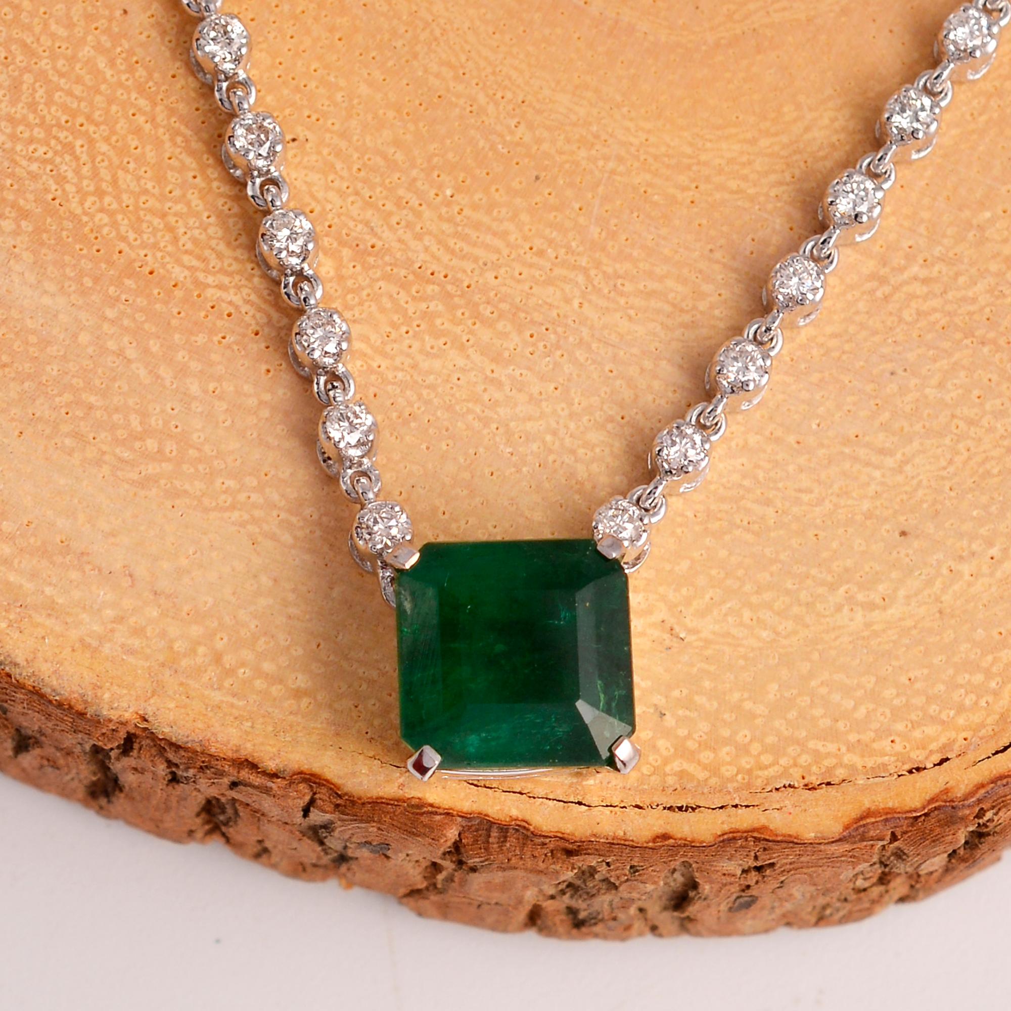 Um den Smaragd herum befinden sich schillernde Diamanten, die in einer zierlichen Anordnung gefasst sind, um die Brillanz zu verstärken und die Anziehungskraft zu erhöhen. Jeder Diamant wird von Hand nach seiner außergewöhnlichen Qualität und
