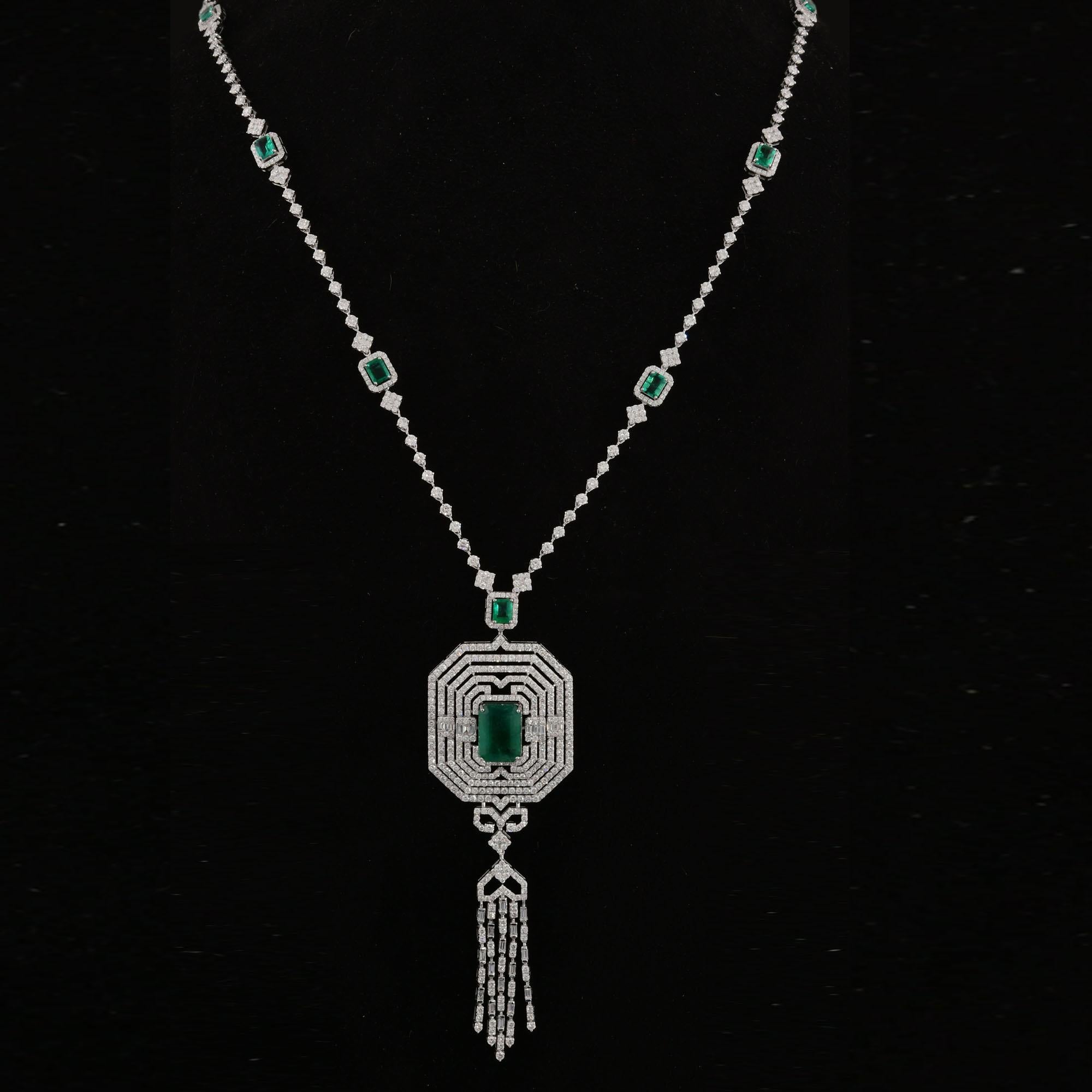 Taglio smeraldo Ciondolo a forma di smeraldo dello Zambia, purezza SI, colore HI, diamante, collana in oro bianco 18 carati in vendita
