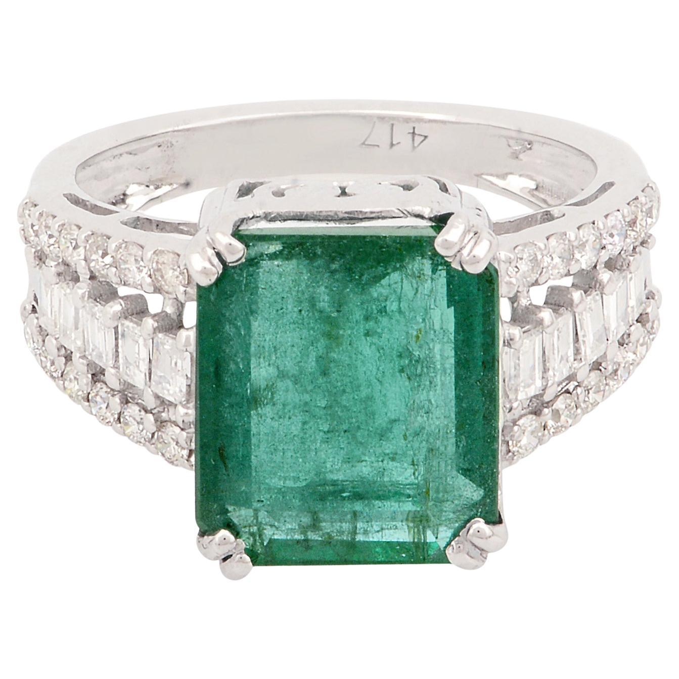 Natürlicher Smaragd-Edelstein-Ring mit Diamanten aus 10 Karat Weißgold Handgefertigter feiner Schmuck