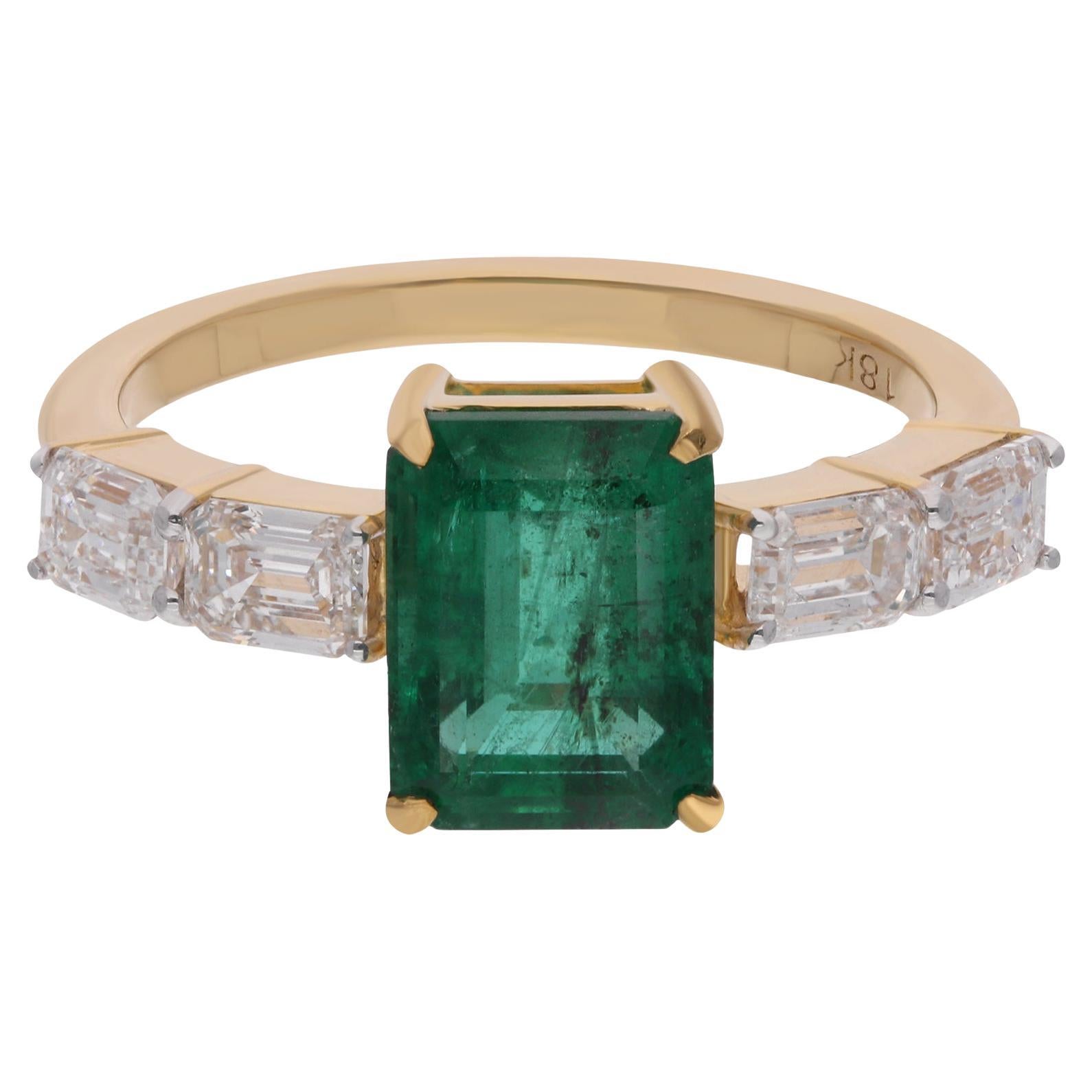 Bague en or jaune 18 carats avec émeraude de Zambie et diamants taille émeraude en vente