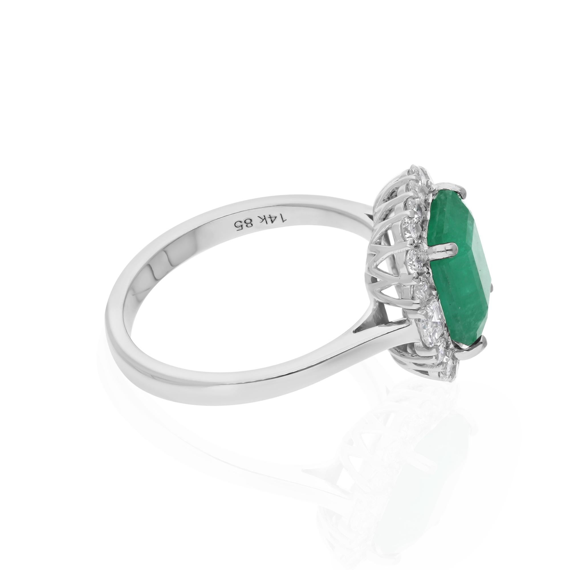 Fundido en oro de 14 quilates, este exquisito anillo está engastado con una esmeralda zambiana de 2,66 quilates y 0,62 quilates de brillantes diamantes.

El anillo es de la talla 7 y puede cambiarse a una talla mayor o menor si se solicita. SIGUE LA