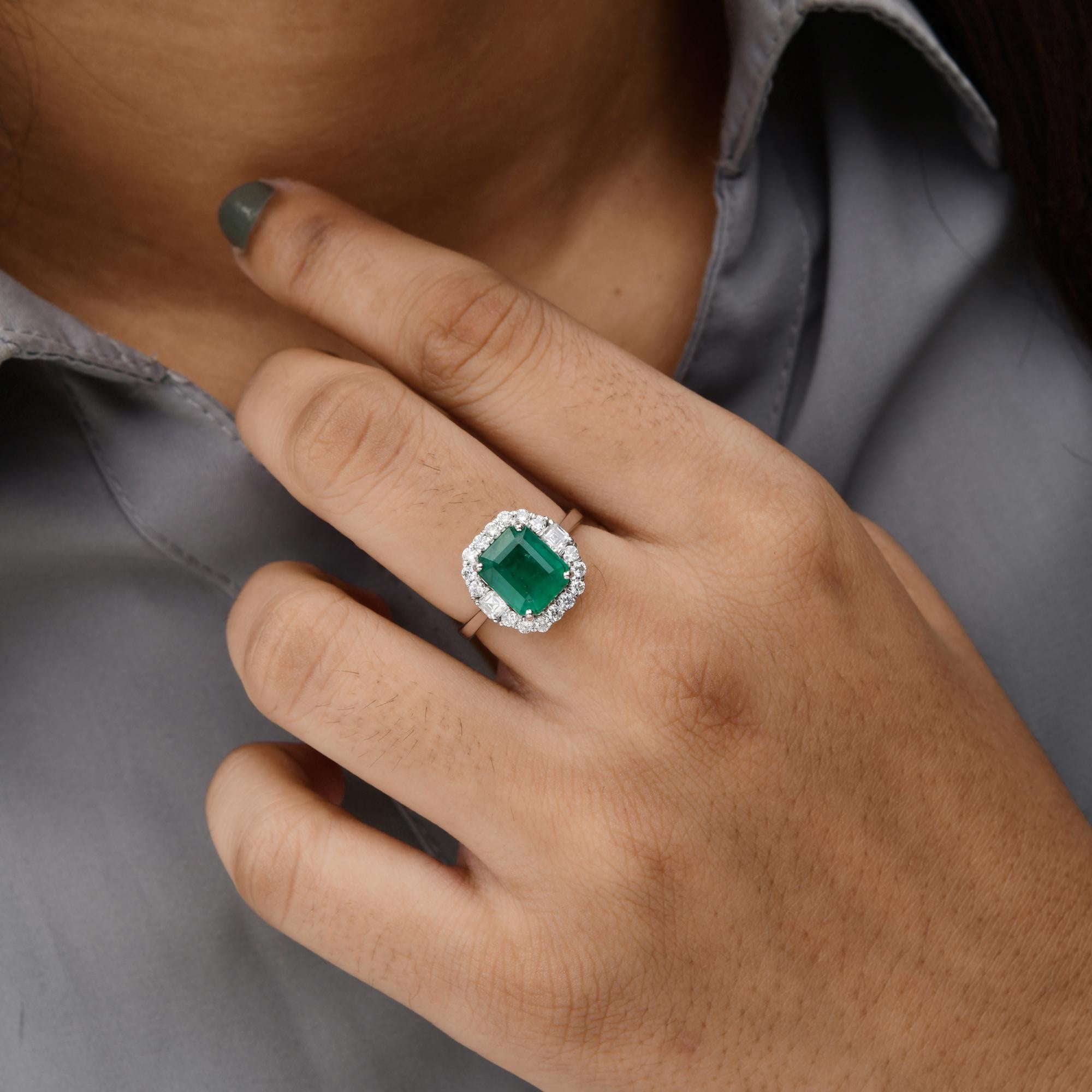De las mujeres Anillo de esmeralda zambiana de 2,66 quilates Diamante SI/H de 0,62 quilates Oro blanco de 14 quilates en venta