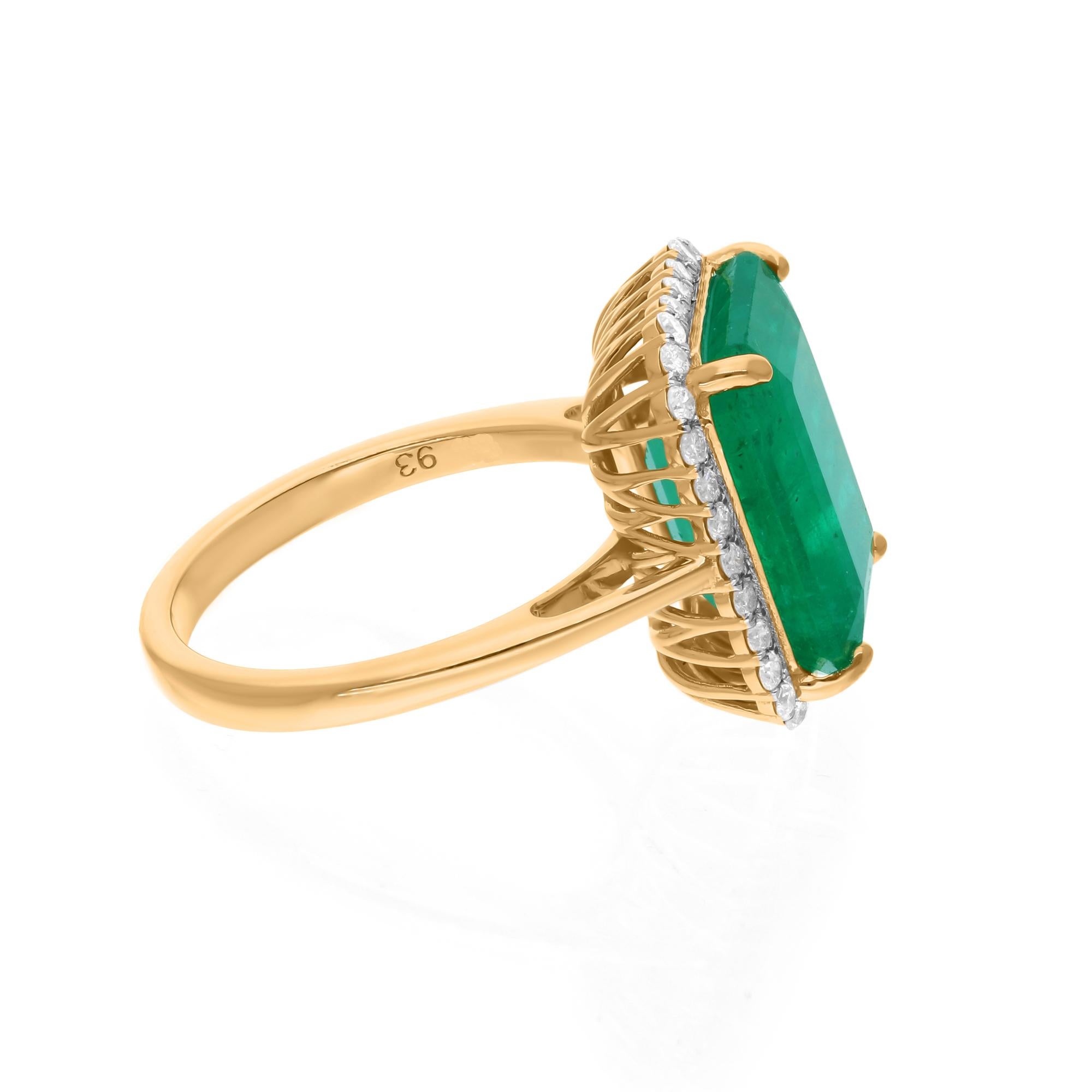 Dieser exquisite Ring aus 14-karätigem Gold ist mit einem sambischen Smaragd von 5,60 Karat und 0,30 Karat funkelnden Diamanten besetzt.

Der Ring hat die Größe 7 US und kann auf Anfrage größer oder kleiner gemacht werden. FOLLOW SPECTRUM JEWELS