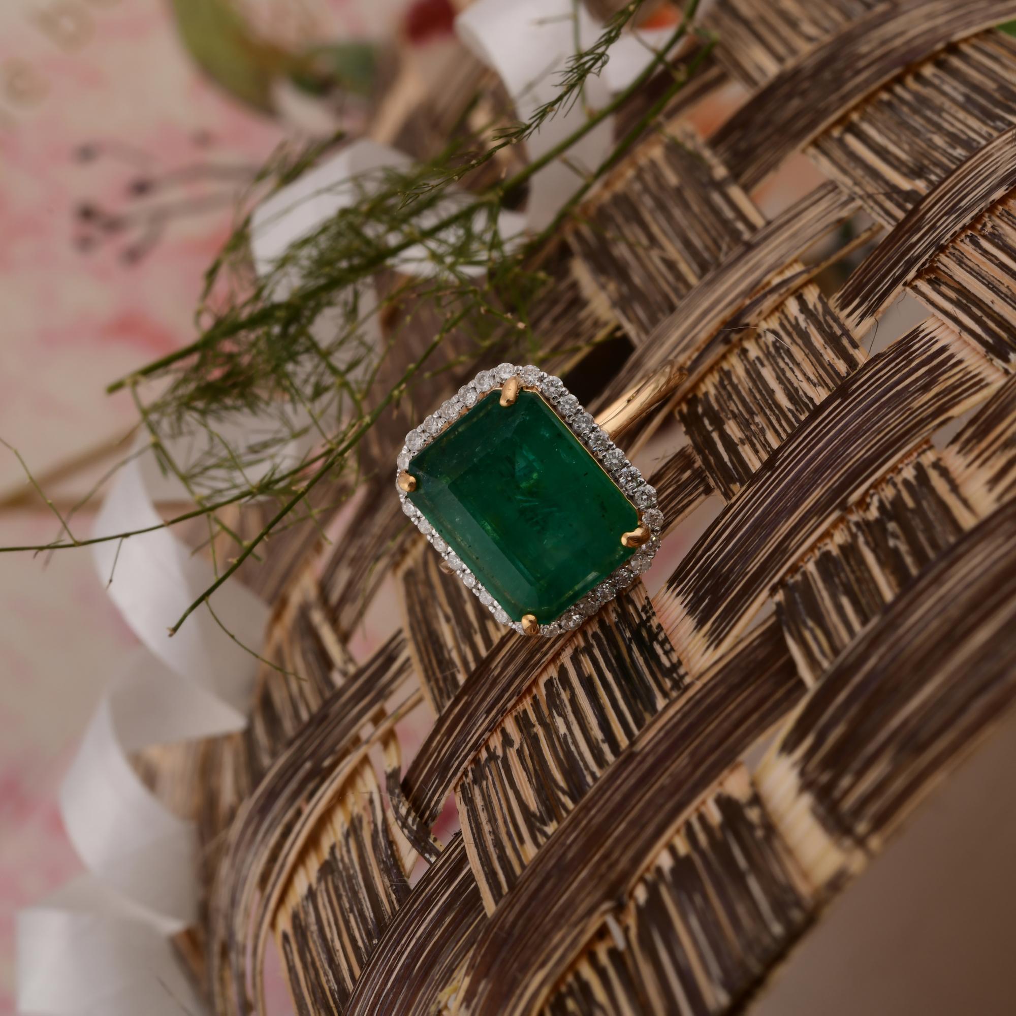 Modern Zambian Emerald Gemstone Ring SI Clarity HI Color Diamond 18 Karat Yellow Gold For Sale