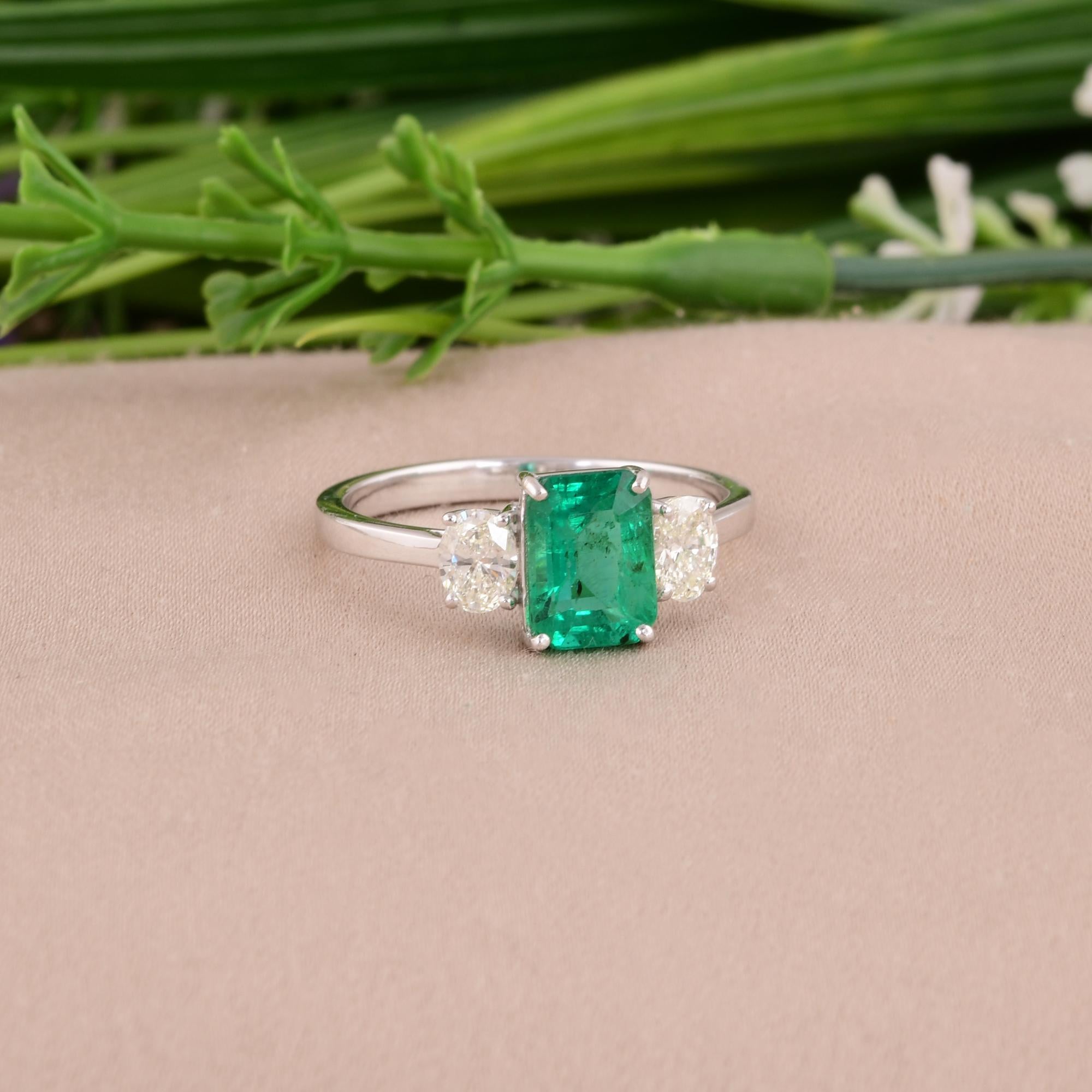 Der Ring hat die Größe 7 und kann auf Anfrage größer oder kleiner gemacht werden. FOLLOW SPECTRUM JEWELS Storefront, um die neueste Collection'S und exklusive Stücke zu sehen. Spectrum Jewels ist stolz darauf, ein Top Seller auf 1stdibs mit