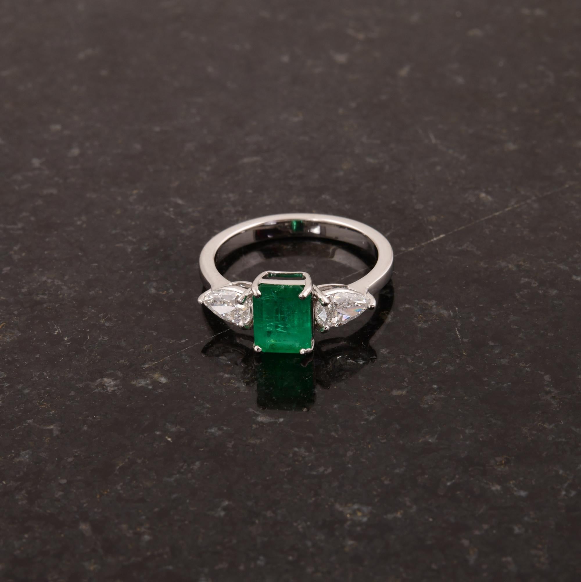 Modern Zambian Emerald Gemstone Ring SI/HI Pear Diamond 18 Karat White Gold Jewelry For Sale