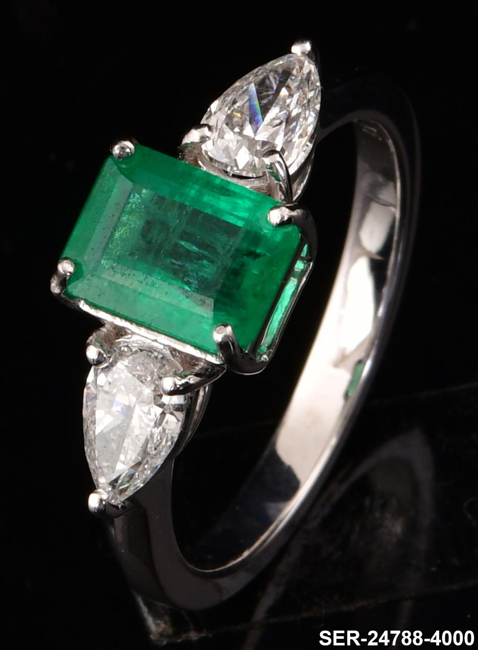 Women's Zambian Emerald Gemstone Ring SI/HI Pear Diamond 18 Karat White Gold Jewelry For Sale