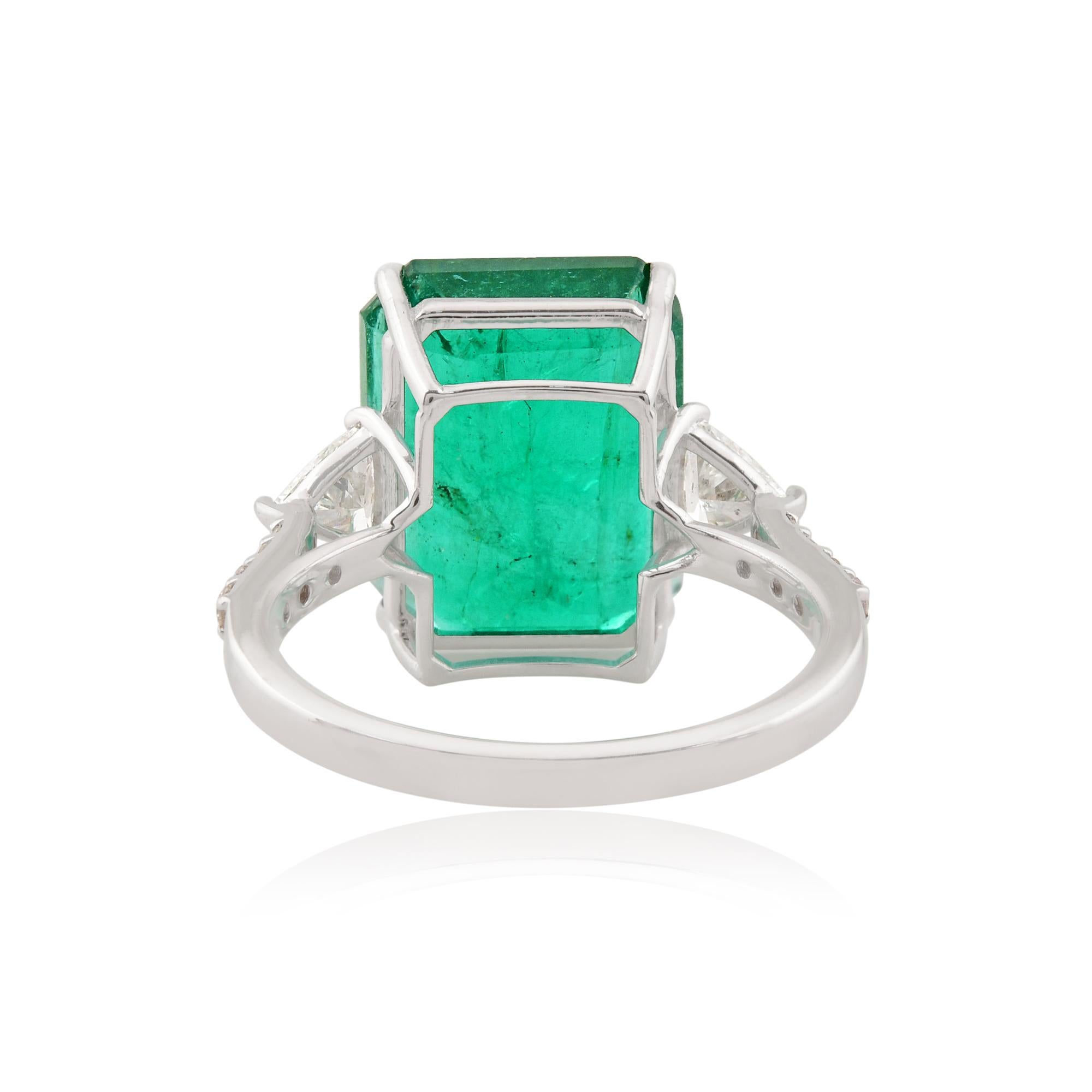 Im Angebot: Natürlicher Smaragd-Edelstein-Ring mit Diamant im Trillionschliff aus massivem 18 Karat Weißgold () 4