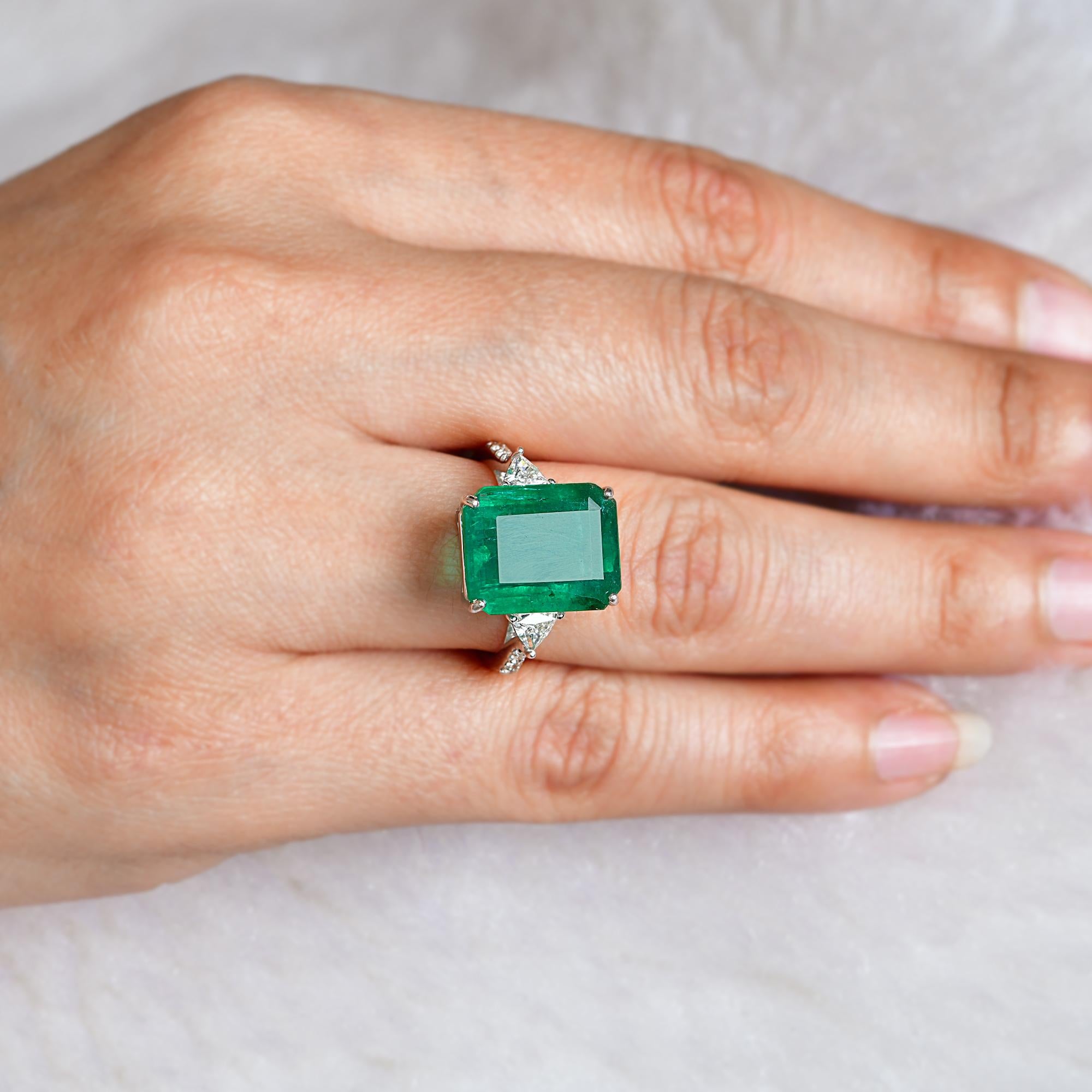 Im Angebot: Natürlicher Smaragd-Edelstein-Ring mit Diamant im Trillionschliff aus massivem 18 Karat Weißgold () 6