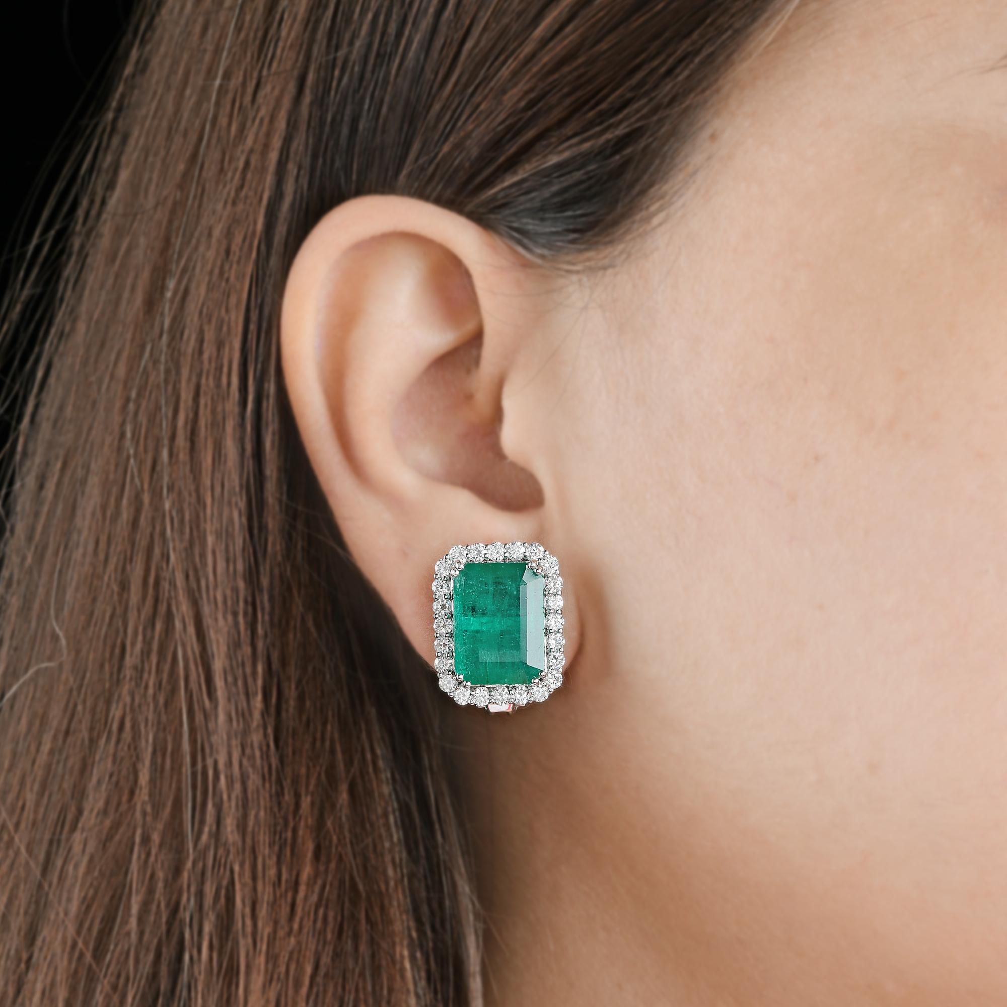 Moderne Clous d'oreilles en or blanc 18 carats avec émeraude naturelle et diamant Bijoux fins en vente