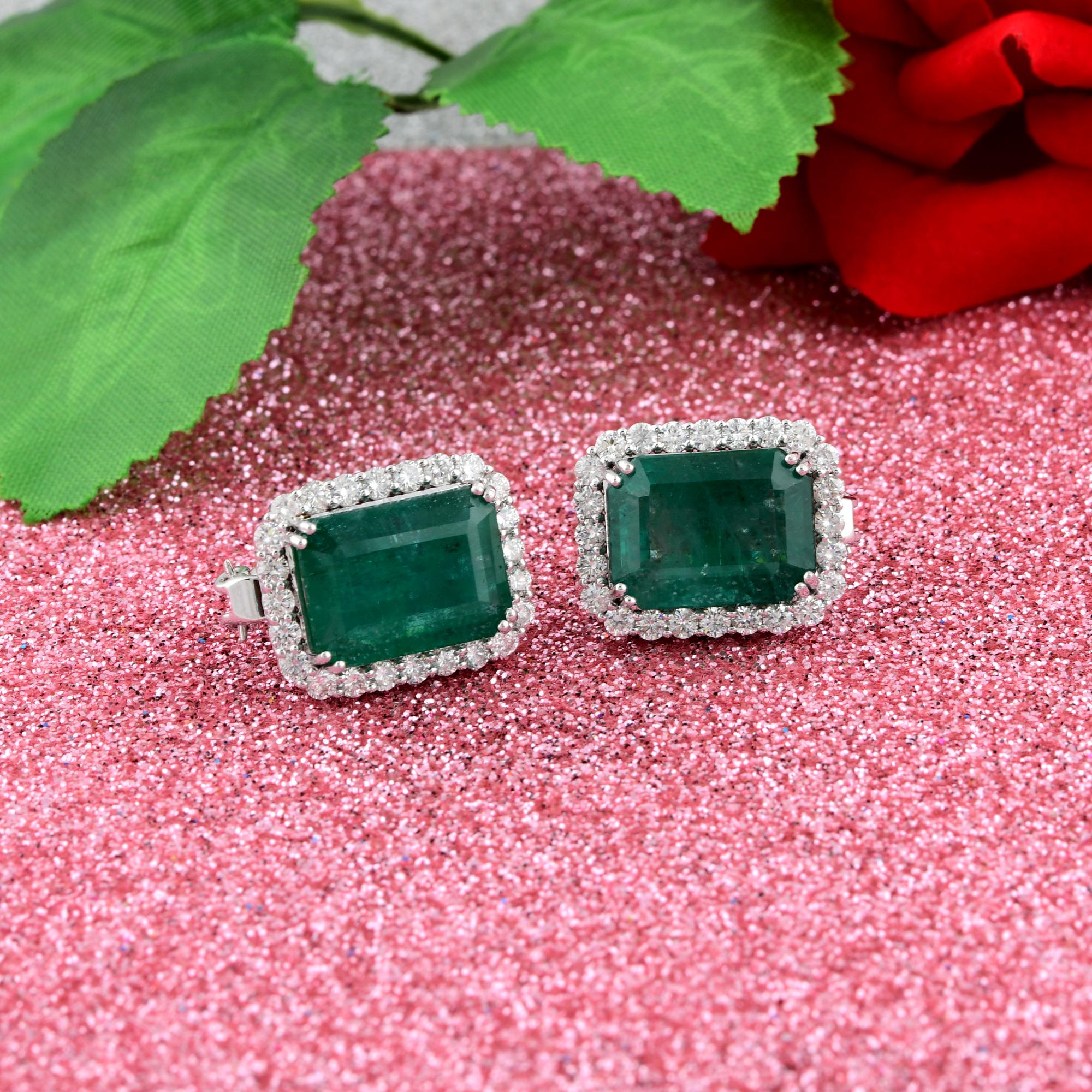 Taille émeraude Clous d'oreilles en or blanc 18 carats avec émeraude naturelle et diamant Bijoux fins en vente