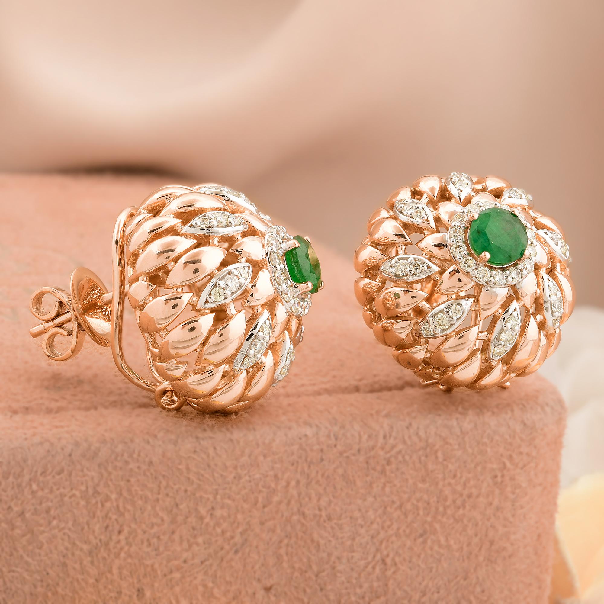 Item Code :- SEE-1577A
Gross Wt. :- 16.06 gm
18k Solid Rose Gold Wt. :- 15.75 gm
Natural Diamond Wt :- 0.64 ct.  ( AVERAGE DIAMOND CLARITY SI1-SI2 & COLOR H-I )
Emerald Wt. :- 0.91 ct.
Earrings Size :- 20x20 mm approx.

✦