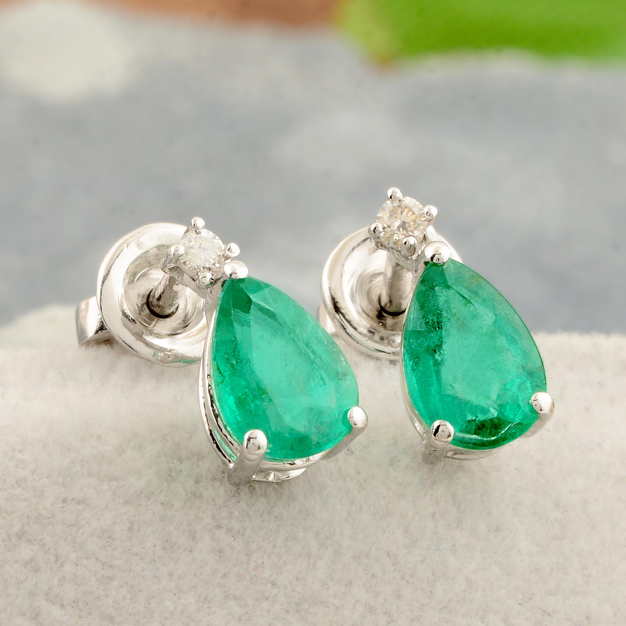 Moderne Nature Emerald Gemstone Stud Ears Diamond 10k White Gold Jewelry (boucles d'oreilles en or blanc) en vente
