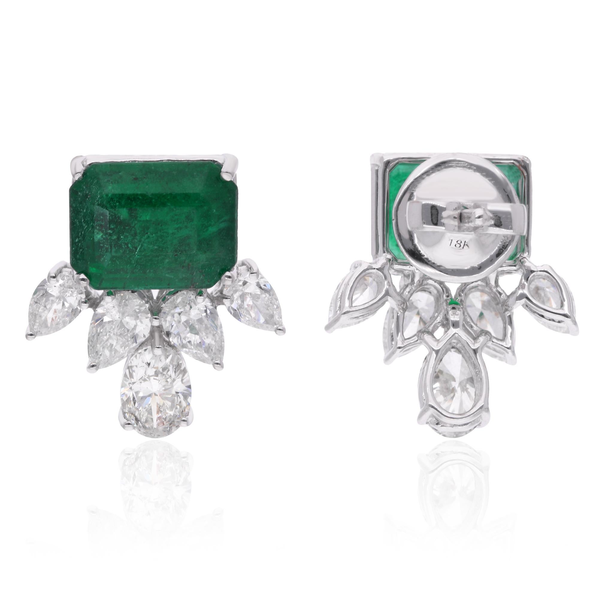 Diese Smaragd-Ohrstecker aus Sambia, die mit birnenförmigen und ovalen Diamanten besetzt sind und sorgfältig aus 14 Karat Weißgold gefertigt wurden, verleihen Ihrer Eleganz eine besondere Note. Jeder Ohrring besteht aus einem bezaubernden sambischen