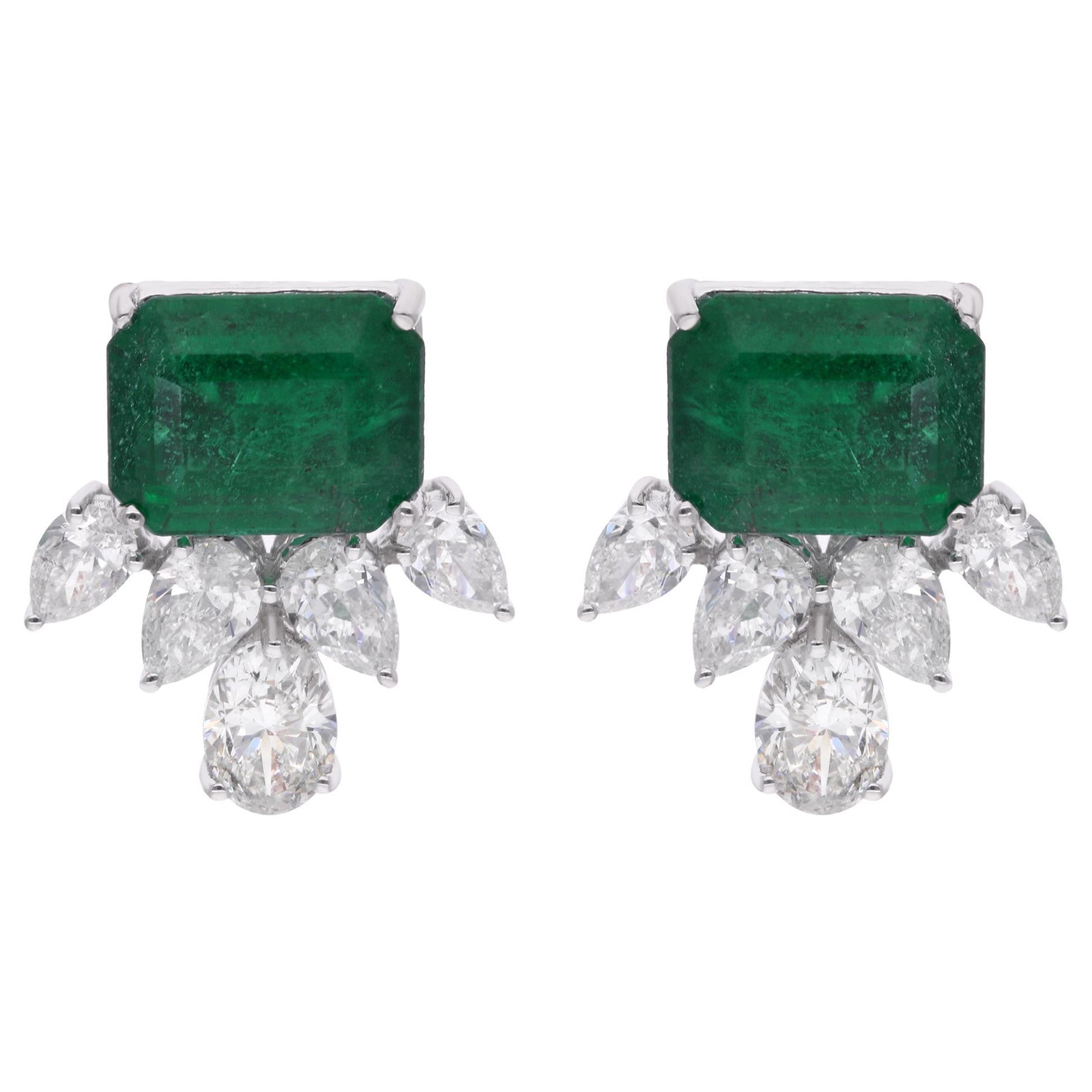 Orecchini con gemma di smeraldo dello Zambia, pera e diamante ovale, oro bianco 14 carati