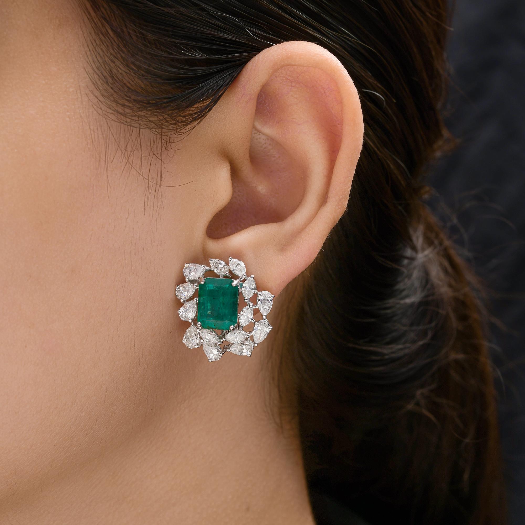 Smaragd-Halo-Diamant-Ohrstecker aus Sambia 18 Karat Weißgold Feiner Hochzeitsschmuck Diese atemberaubenden Ohrringe zeigen in der Mitte leuchtende grüne Smaragde im Smaragdschliff, die von einem Halo aus sorgfältig gefassten weißen Diamanten im
