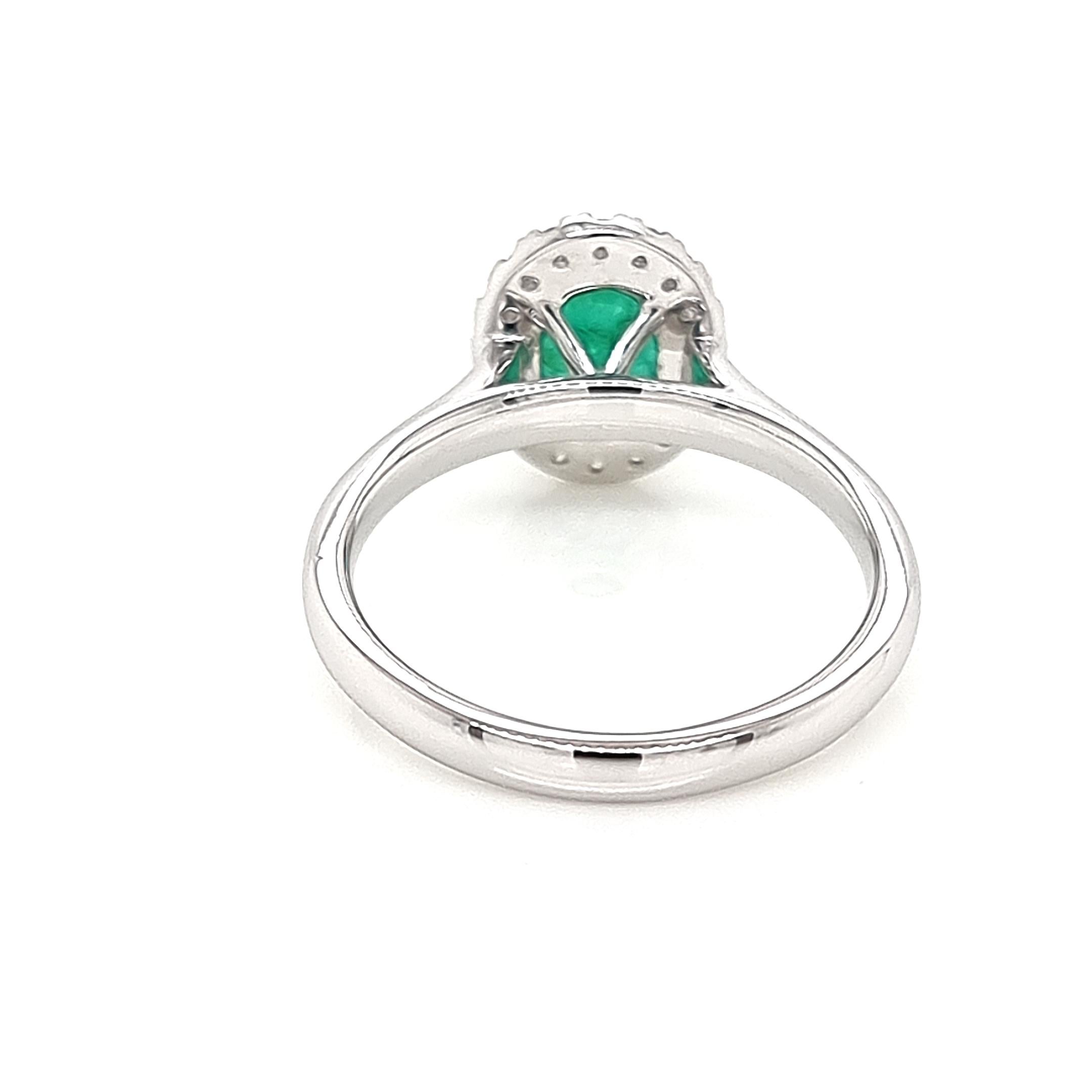 Zambianischer Smaragd-Halo-Ring mit weißen Diamanten aus 9 Karat Weißgold (Ovalschliff) im Angebot