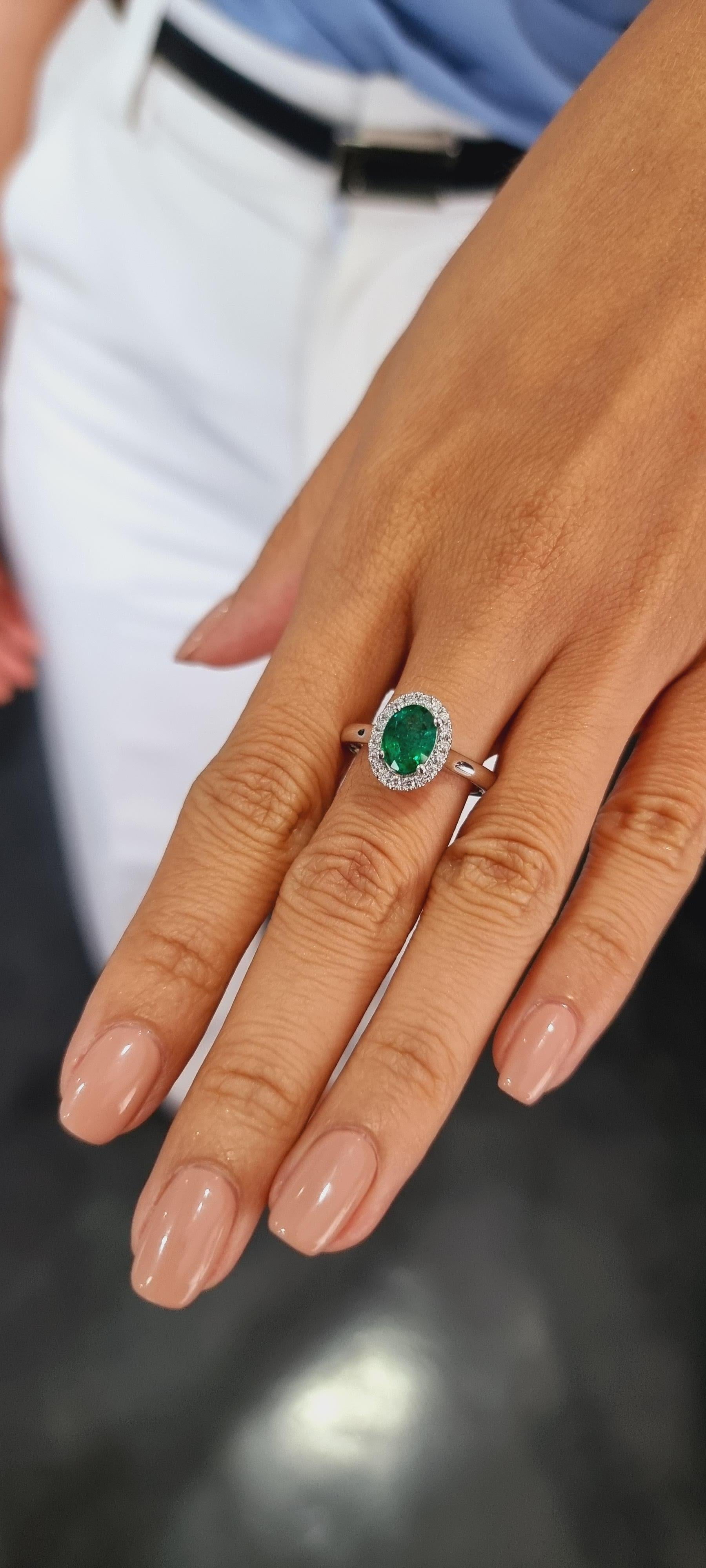 Zambianischer Smaragd-Halo-Ring mit weißen Diamanten aus 9 Karat Weißgold Damen im Angebot
