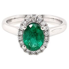 Zambianischer Smaragd-Halo-Ring mit weißen Diamanten aus 9 Karat Weißgold