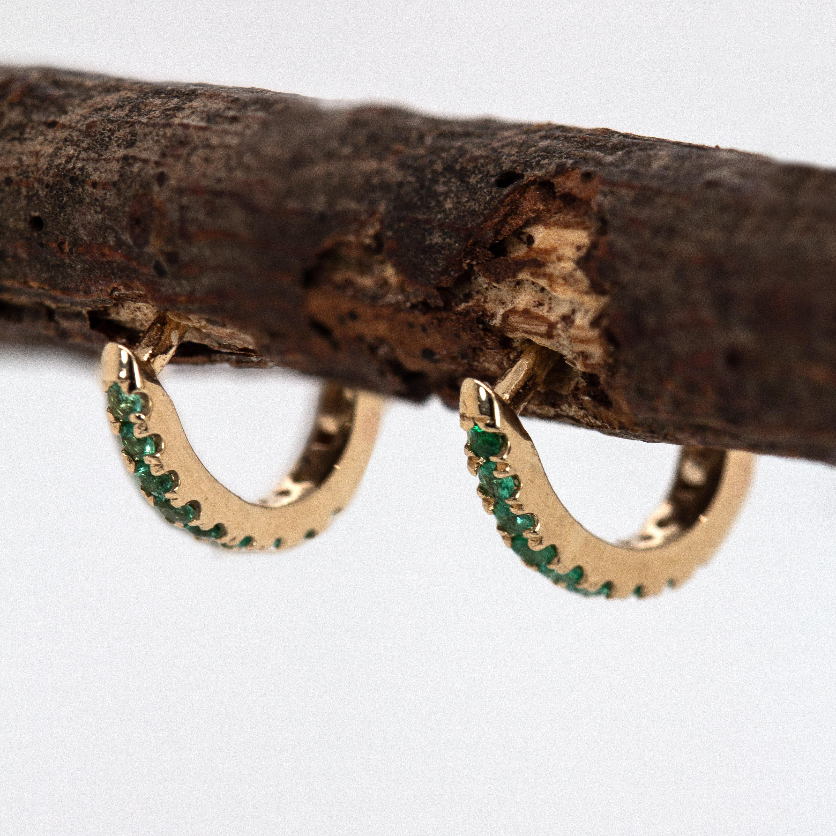 Zambian Emerald Huggies in Solid 14K Yellow Gold  RD 10mm  Latch Back (Klassisch-römisch) im Angebot