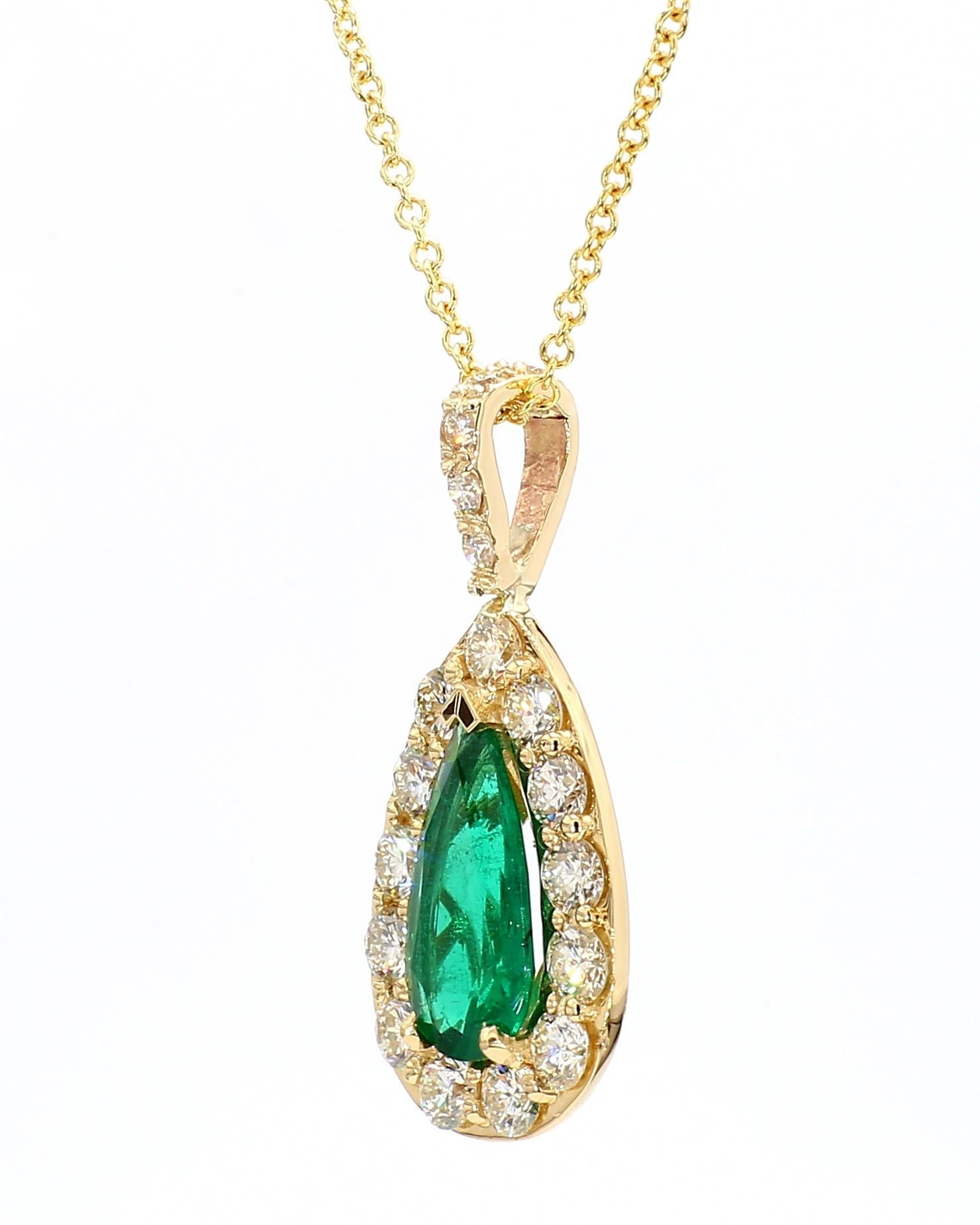 Pendentif long en forme de poire en émeraude de Zambie, unique en son genre

1.63 Ct Total - Poids d'émeraude
1,20 ct de poids total de diamant

Certifié GIA

Or jaune 18K