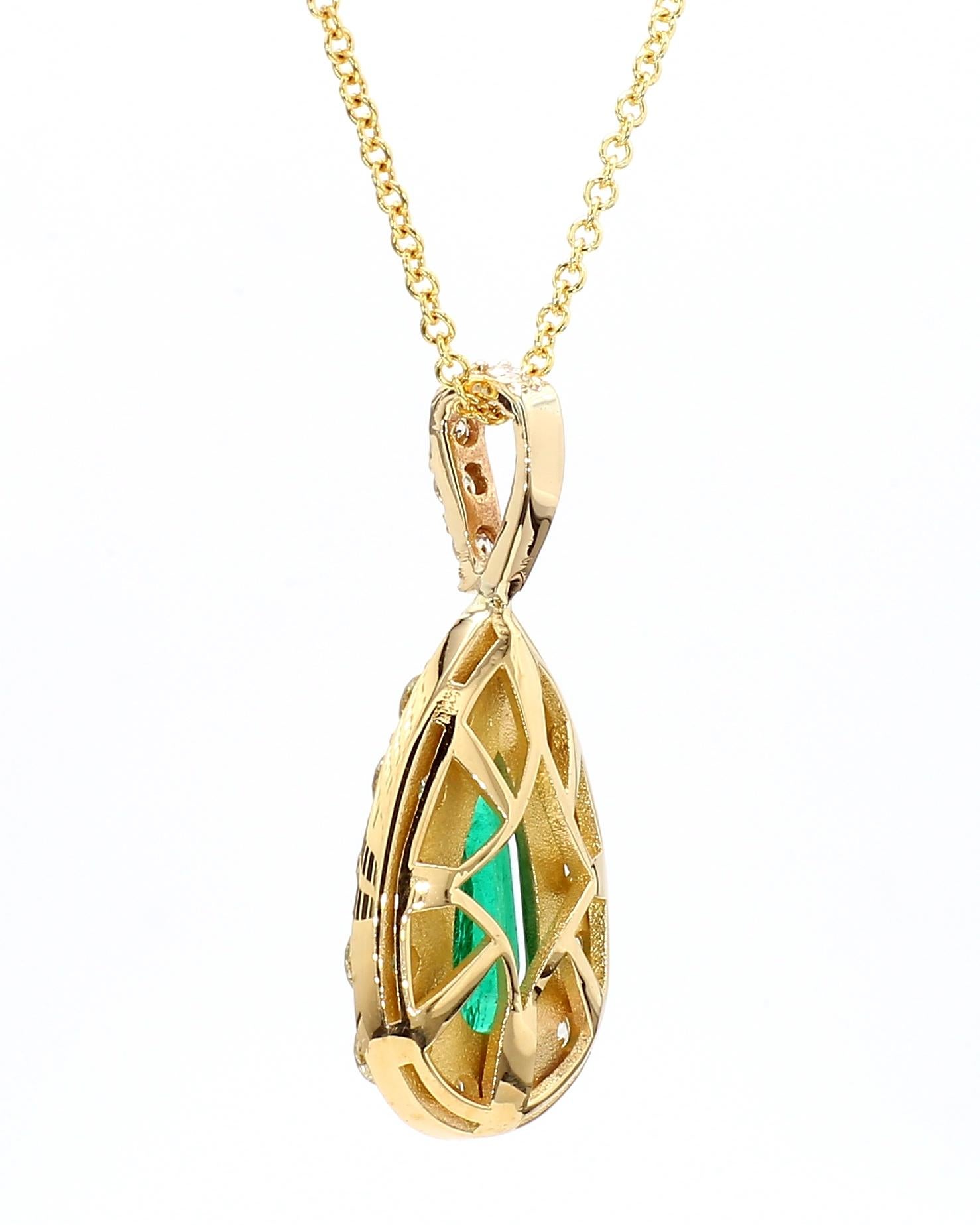 Pendentif Emeraude Zambienne Forme Poire Longue Certifiée GIA Or bicolore 18K Neuf - En vente à New York, NY