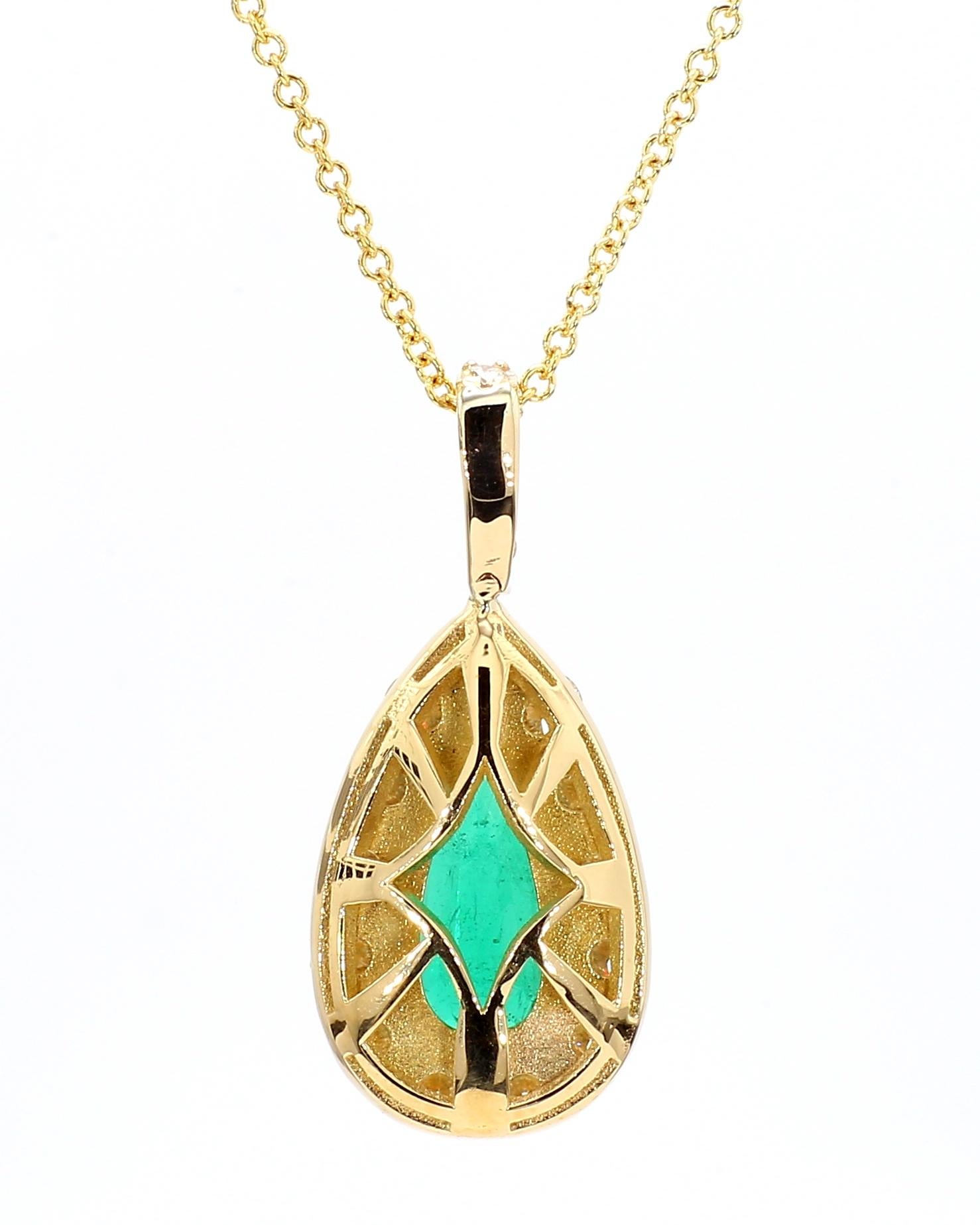Pendentif Emeraude Zambienne Forme Poire Longue Certifiée GIA Or bicolore 18K Pour femmes en vente