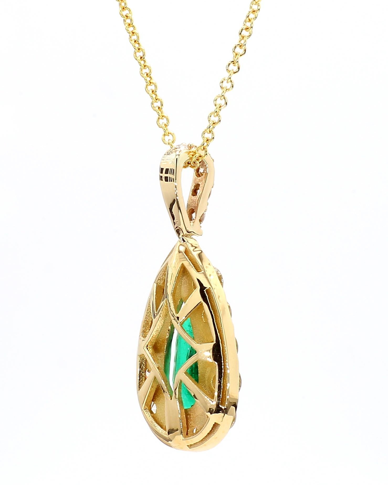 Pendentif Emeraude Zambienne Forme Poire Longue Certifiée GIA Or bicolore 18K en vente 1
