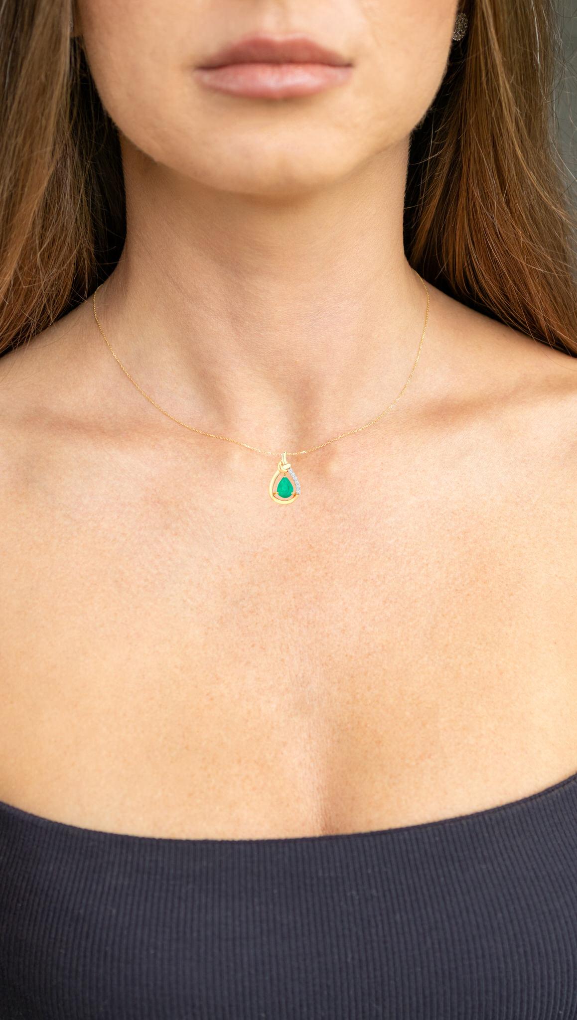 Contemporain Collier pendentif émeraude de Zambie diamants 1,19 carats or jaune 10 carats en vente