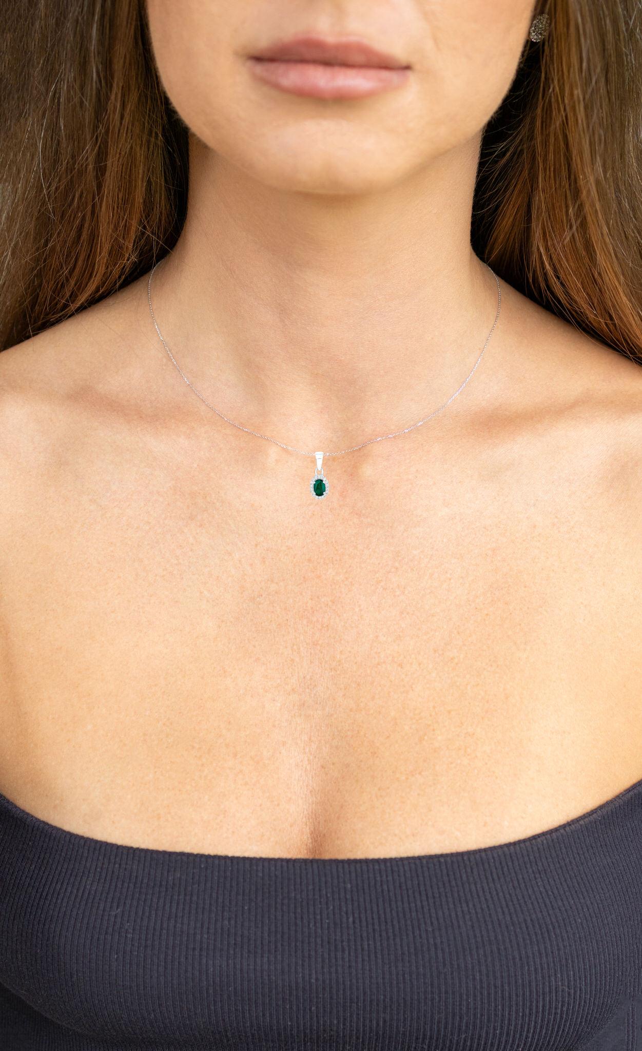 Taille ovale Collier pendentif émeraude de Zambie avec diamants 0,81 carat en or blanc 14 carats en vente