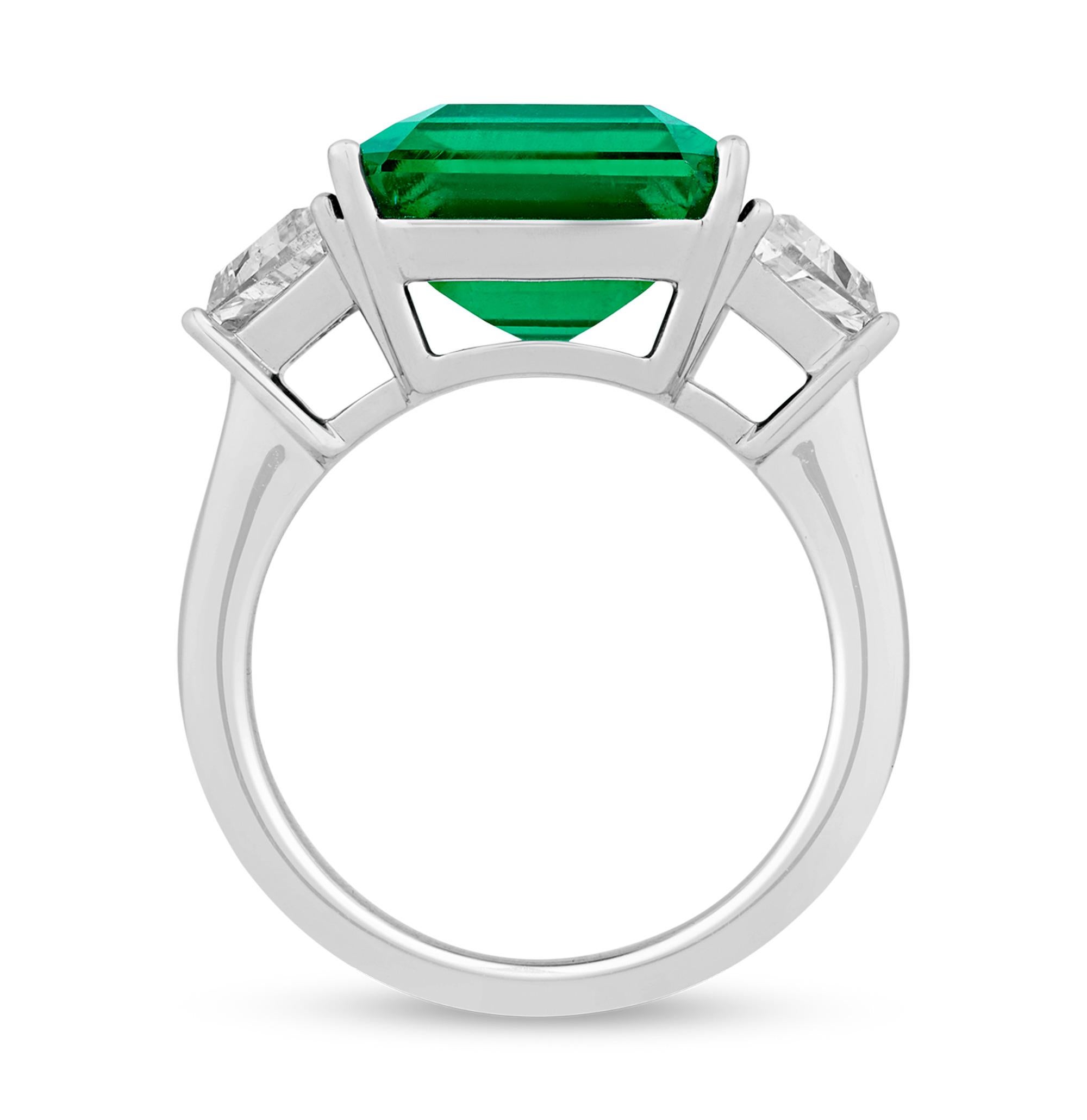 Ein atemberaubender 7,39-karätiger Smaragd aus den Minen von Sambia bildet das Zentrum dieses klassisch eleganten Rings. Mit seinem perfekten, leuchtenden Grün, für das Smaragde so geschätzt werden, ist dieser Edelstein mit seinem beeindruckenden