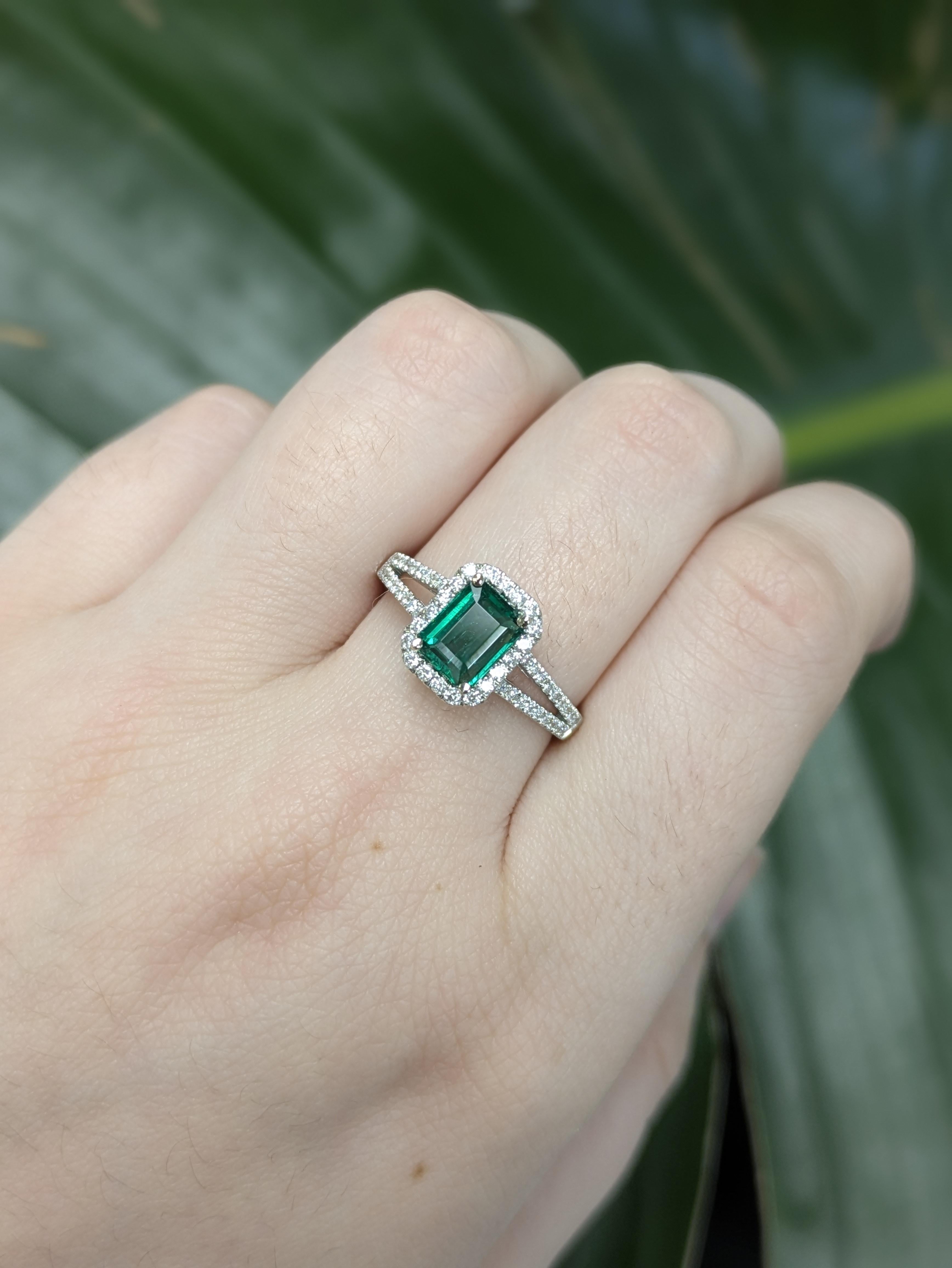 Zarter Ring aus 14-karätigem Gold mit einem sambischen Smaragd von 0,89 Karat im Smaragdschliff, der für seine satte Farbe und natürliche Schönheit bekannt ist. Mit 56 funkelnden Diamanten von insgesamt 0,34 Karat besetzt, verbindet dieses