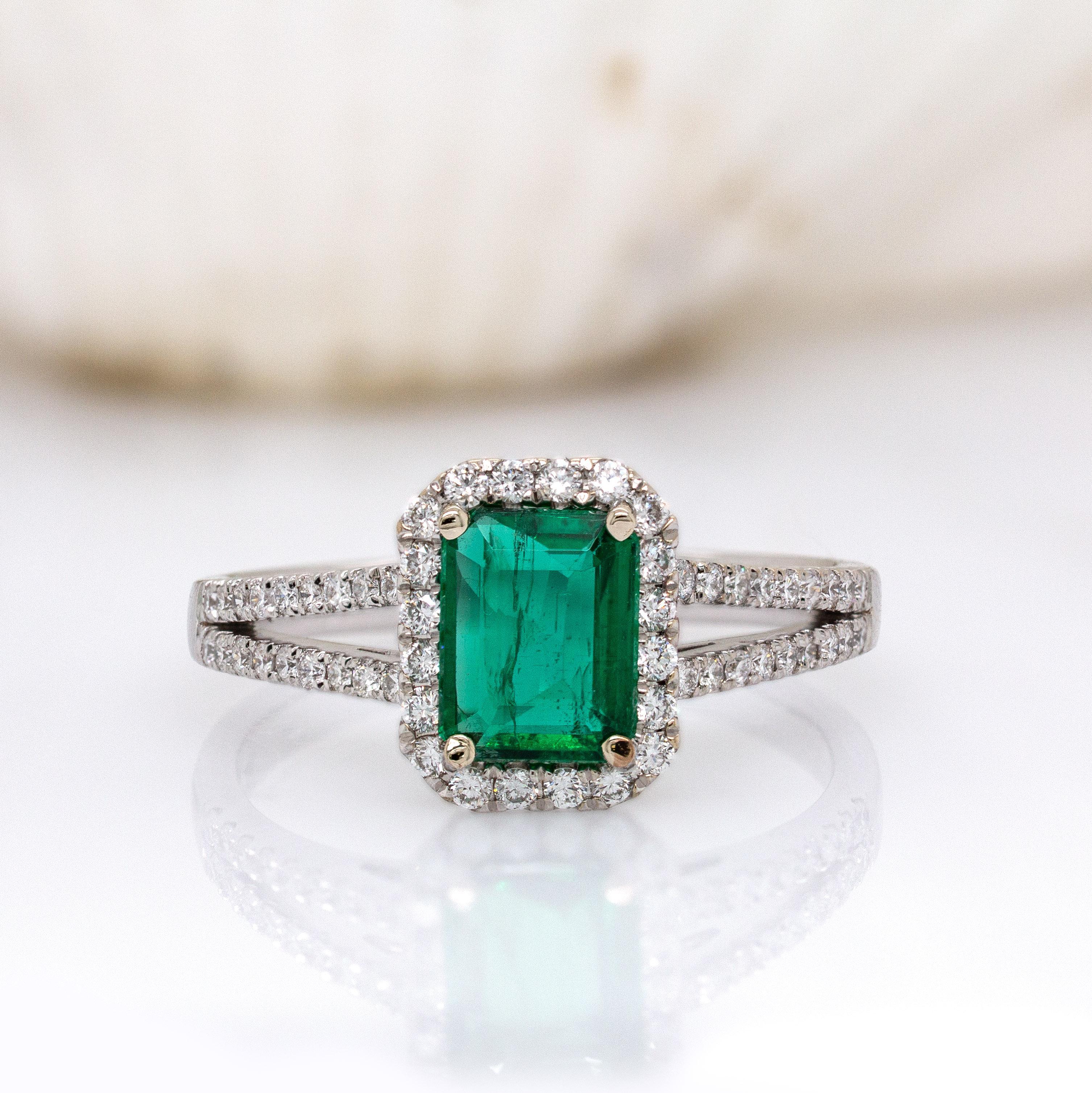 Smaragdring aus Sambia mit natürlichen Diamanten: 14K Massiv Weißgold, geteilter Schaft (Zeitgenössisch) im Angebot