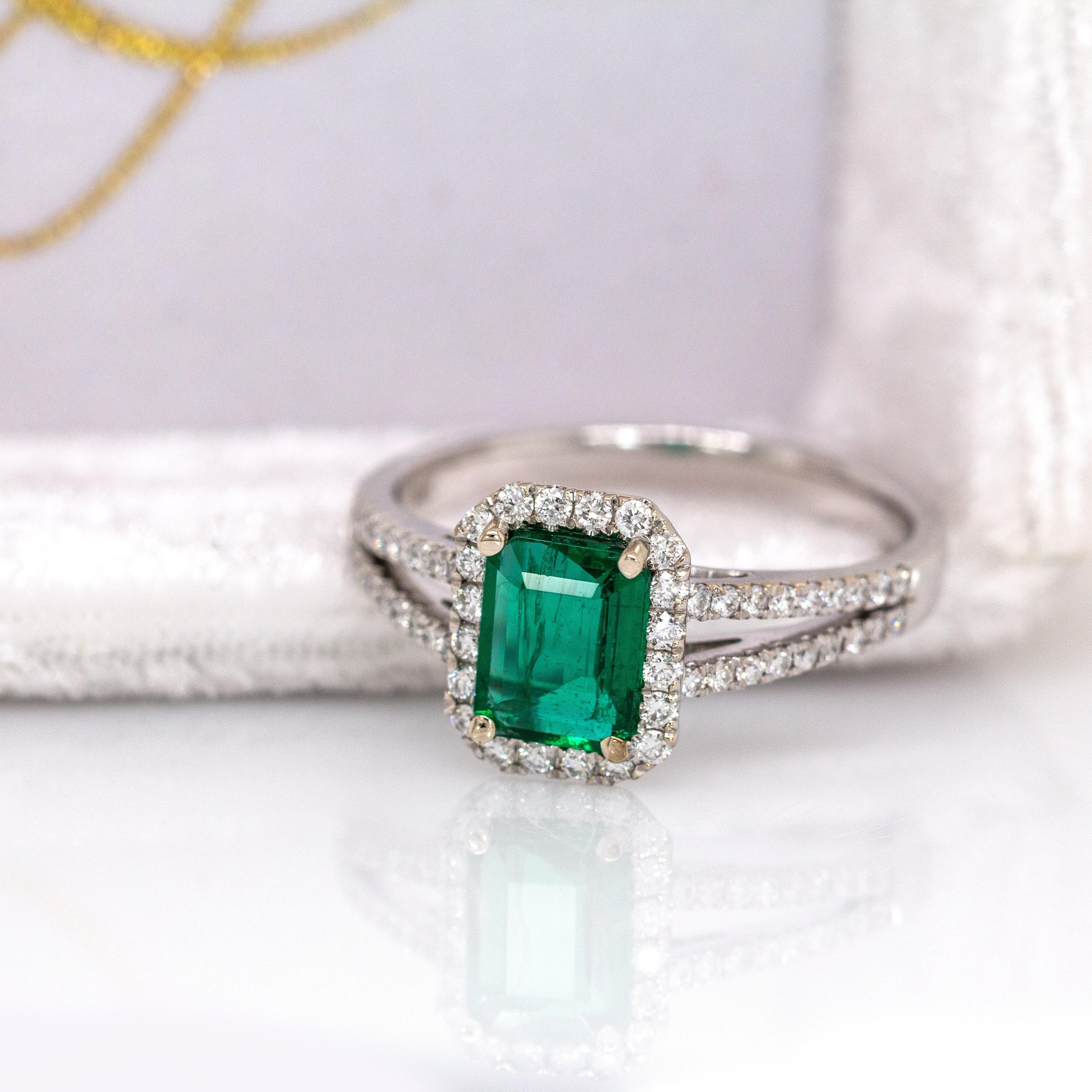 Smaragdring aus Sambia mit natürlichen Diamanten: 14K Massiv Weißgold, geteilter Schaft (Smaragdschliff) im Angebot
