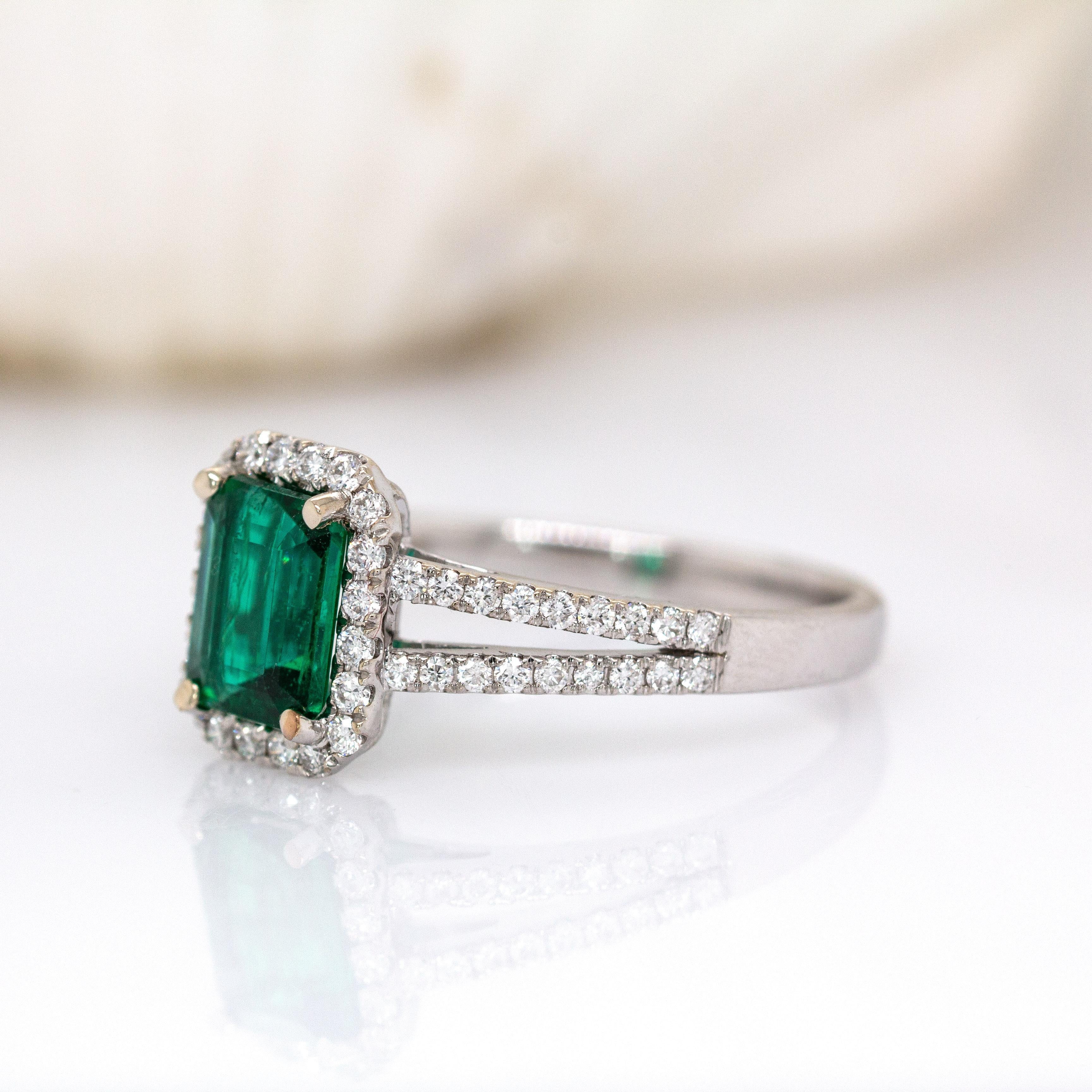 Smaragdring aus Sambia mit natürlichen Diamanten: 14K Massiv Weißgold, geteilter Schaft im Zustand „Neu“ im Angebot in Columbus, OH