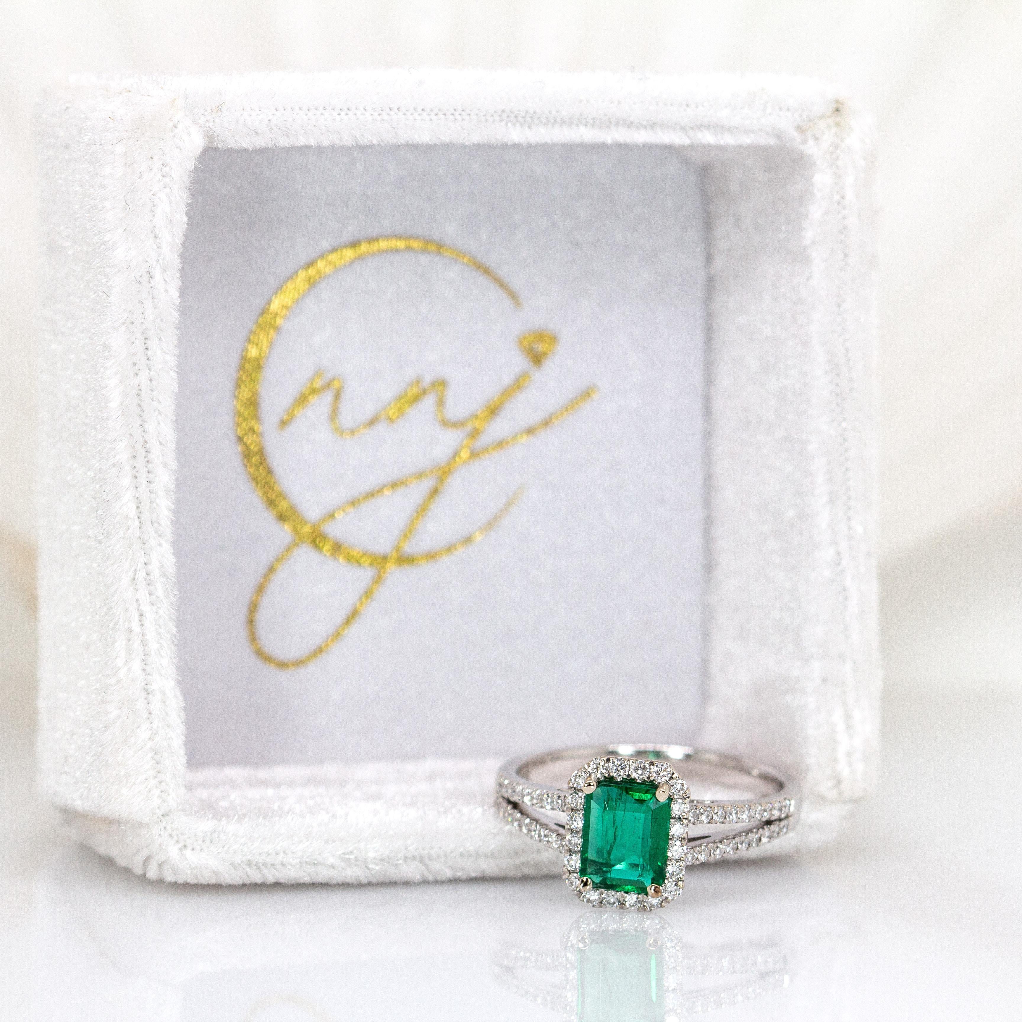 Smaragdring aus Sambia mit natürlichen Diamanten: 14K Massiv Weißgold, geteilter Schaft Damen im Angebot