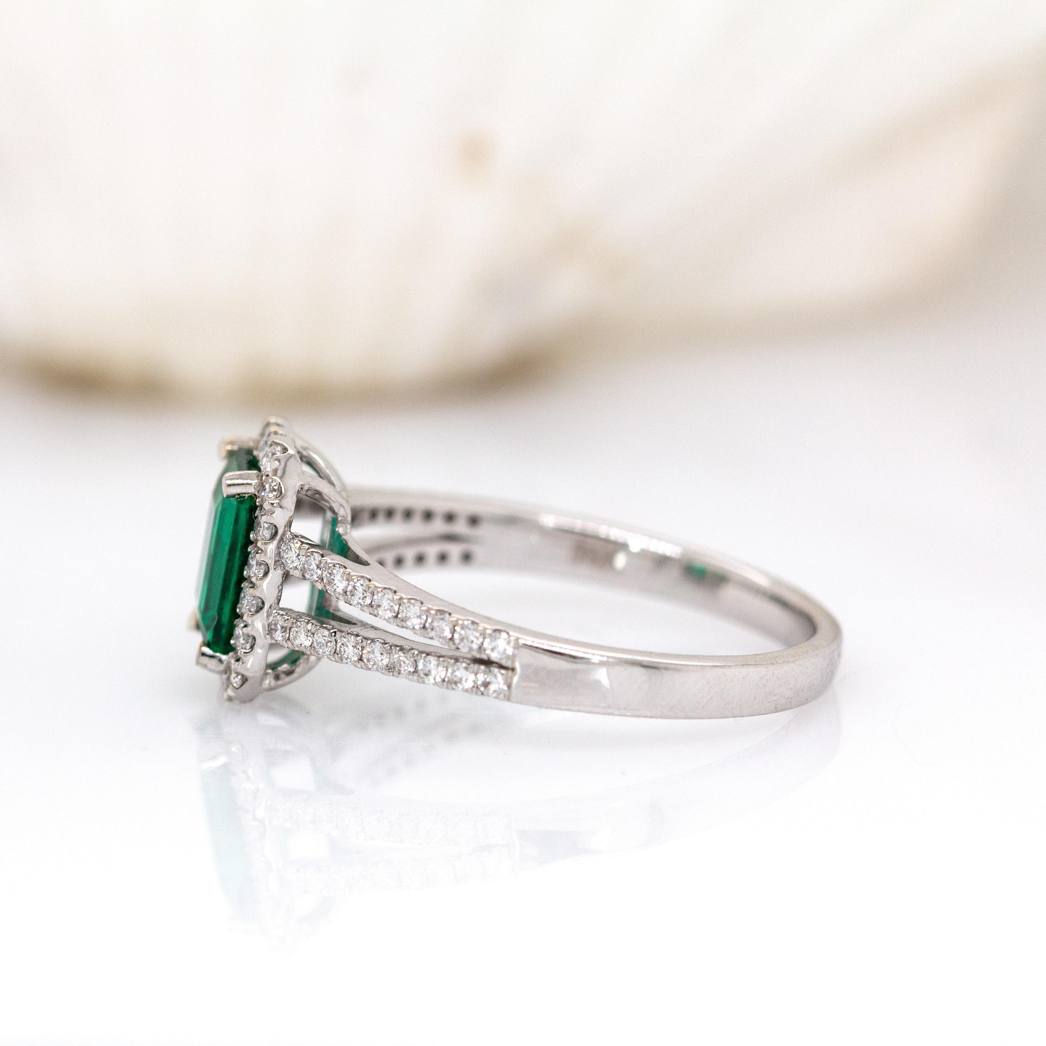 Smaragdring aus Sambia mit natürlichen Diamanten: 14K Massiv Weißgold, geteilter Schaft im Angebot 2