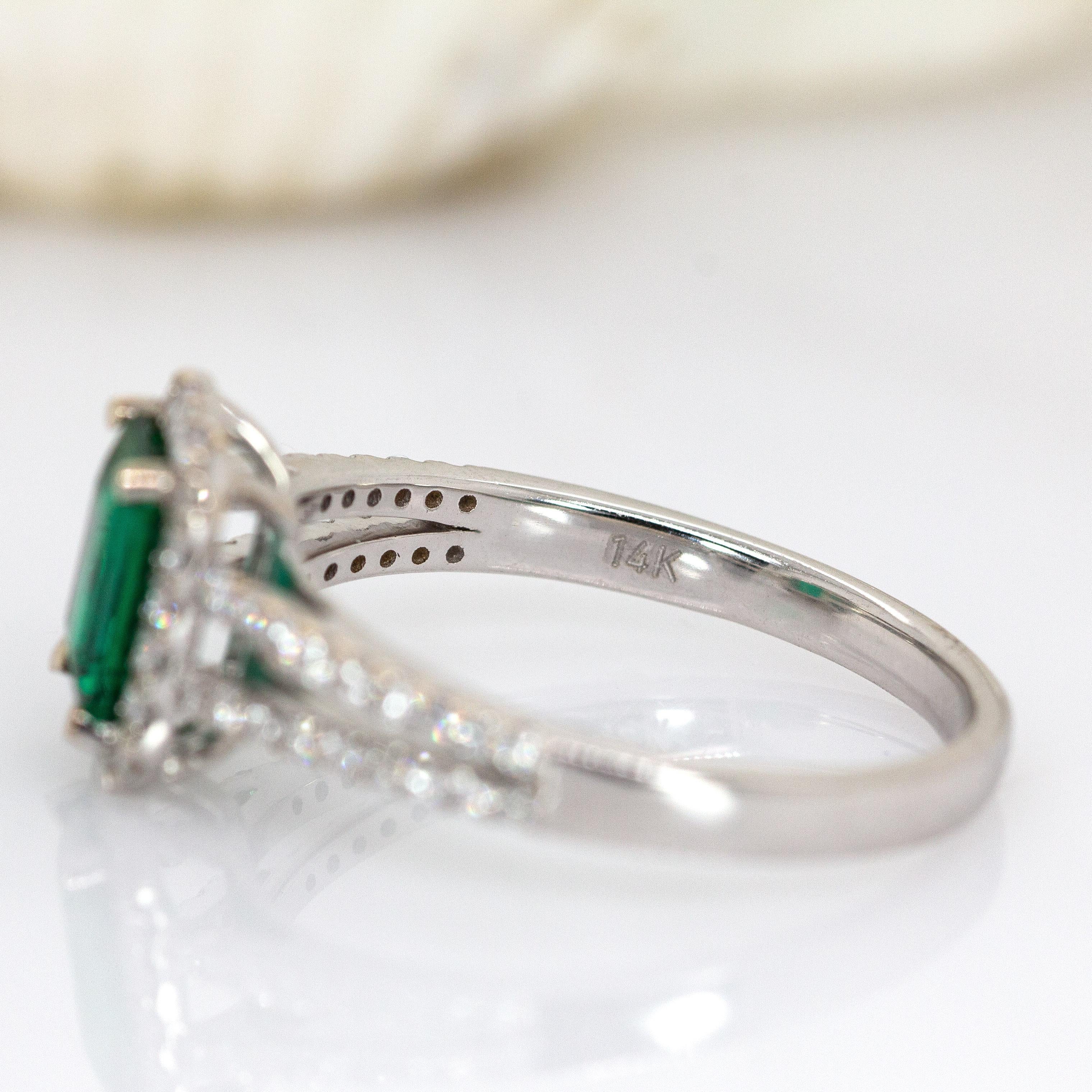 Smaragdring aus Sambia mit natürlichen Diamanten: 14K Massiv Weißgold, geteilter Schaft im Angebot 3