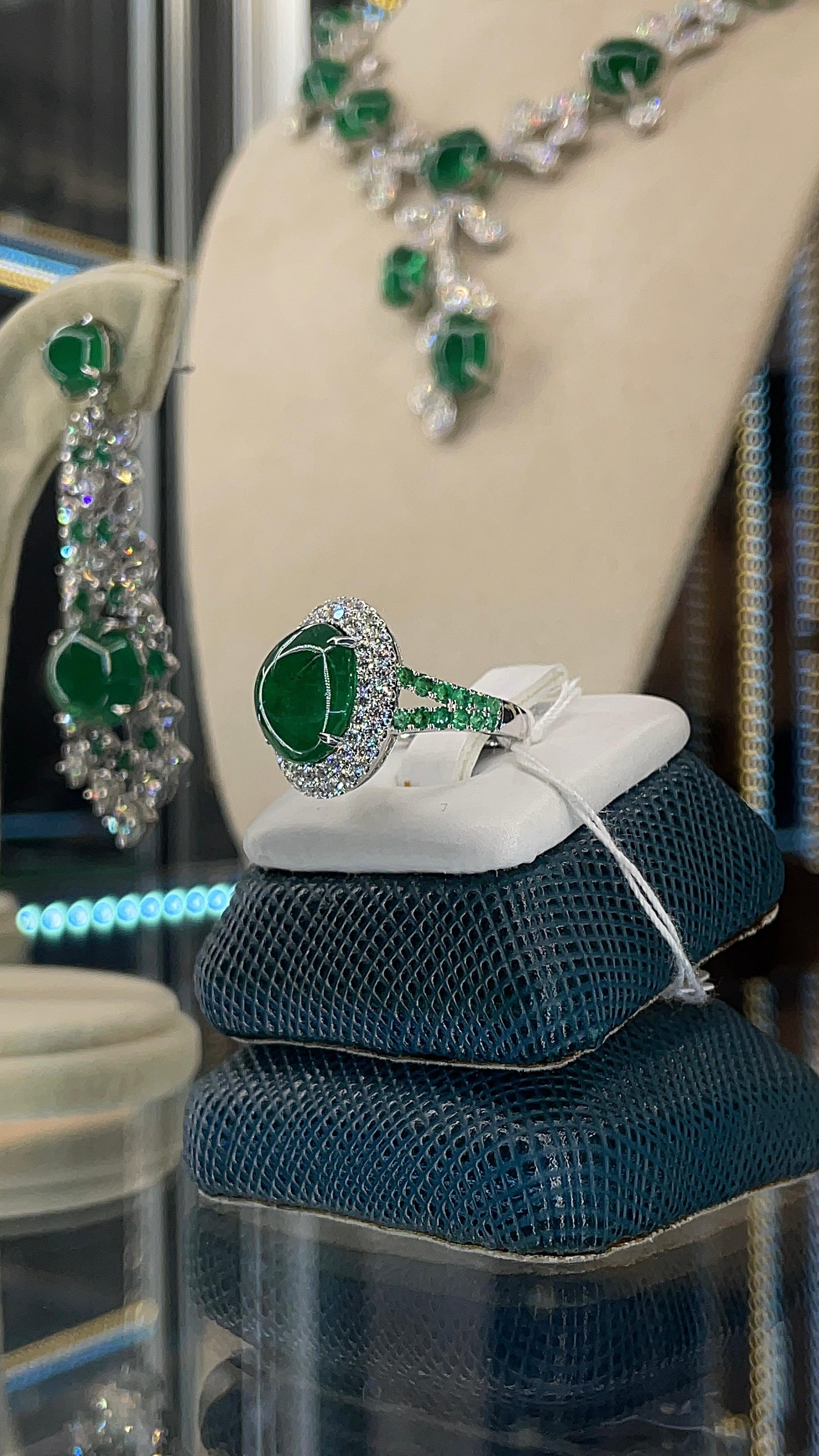 Bague en or blanc 18 carats avec émeraude zambienne en cabochon rond (pierre centrale de 7,28 cts) Neuf - En vente à Hong Kong, HK