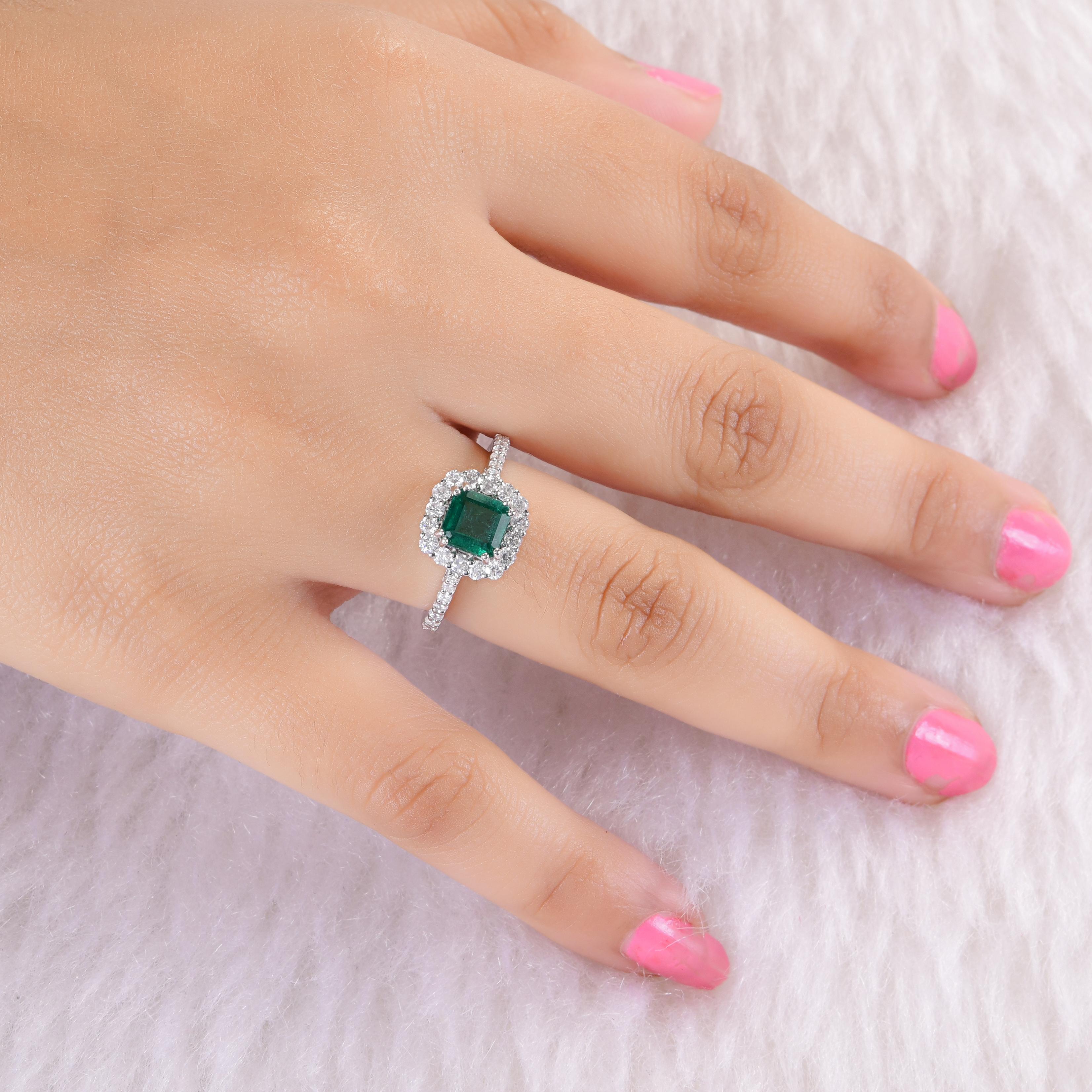 Im Angebot: Sambischer Smaragd SI Reinheit HI Farbe Diamant Halo Verlobungsring 18k Weißgold () 2