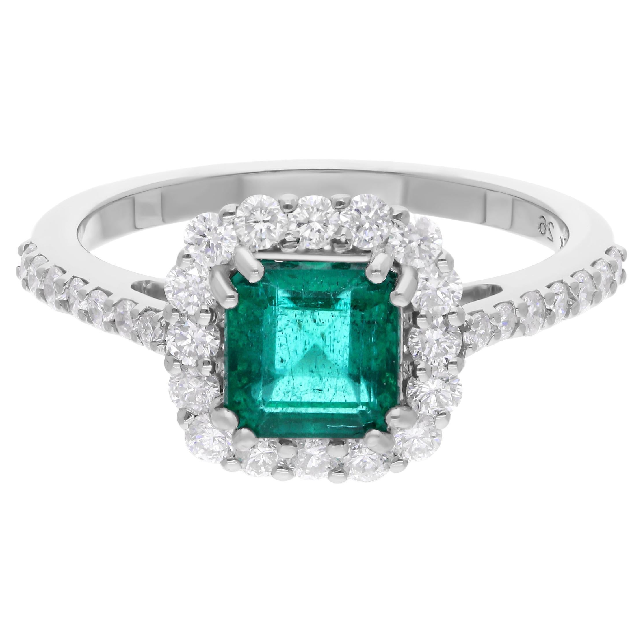 Im Angebot: Sambischer Smaragd SI Reinheit HI Farbe Diamant Halo Verlobungsring 18k Weißgold ()