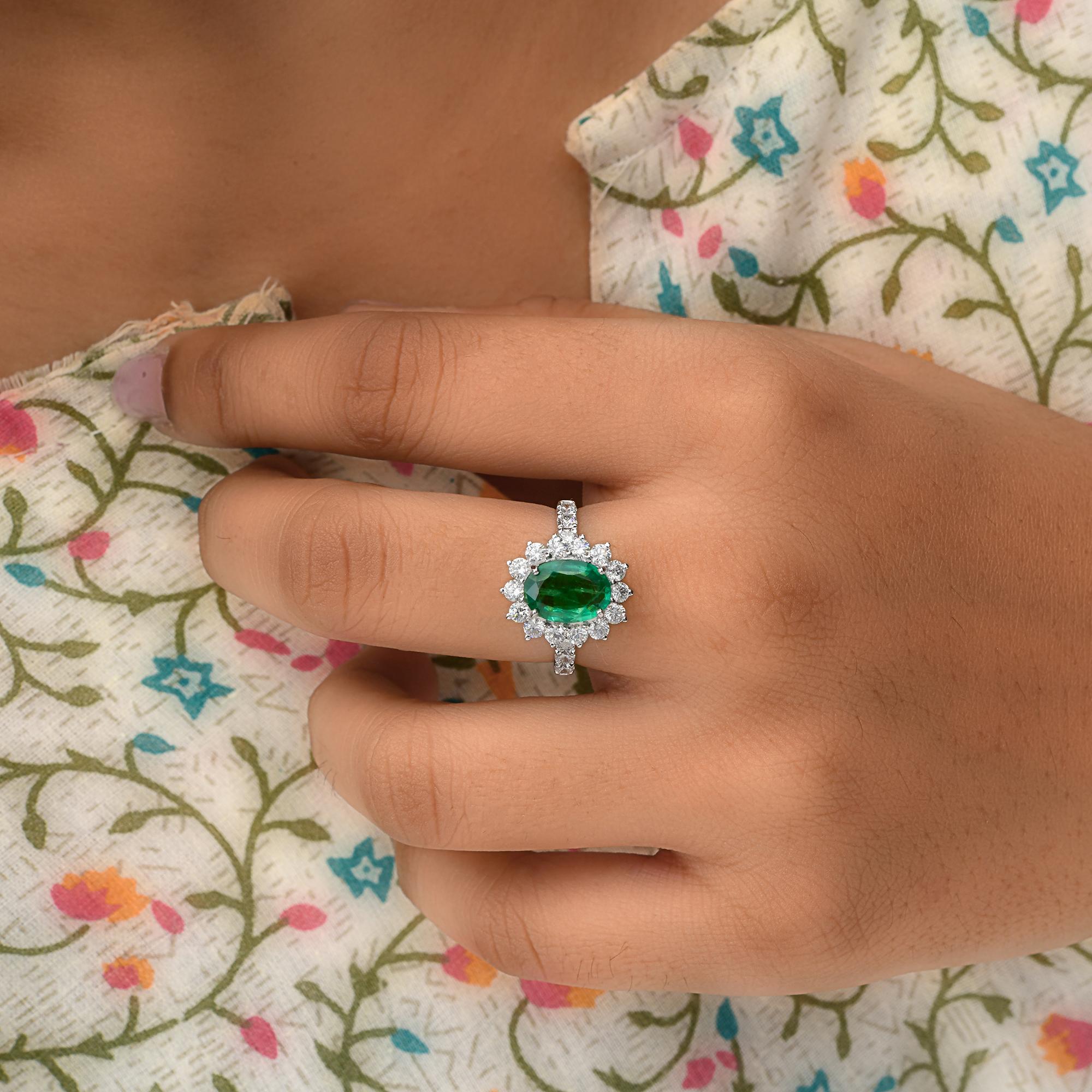 Zambian Emerald SI/H Round Diamond Cocktail Ring 18 Karat White Gold Jewelry In New Condition For Sale In Diera, Dubai