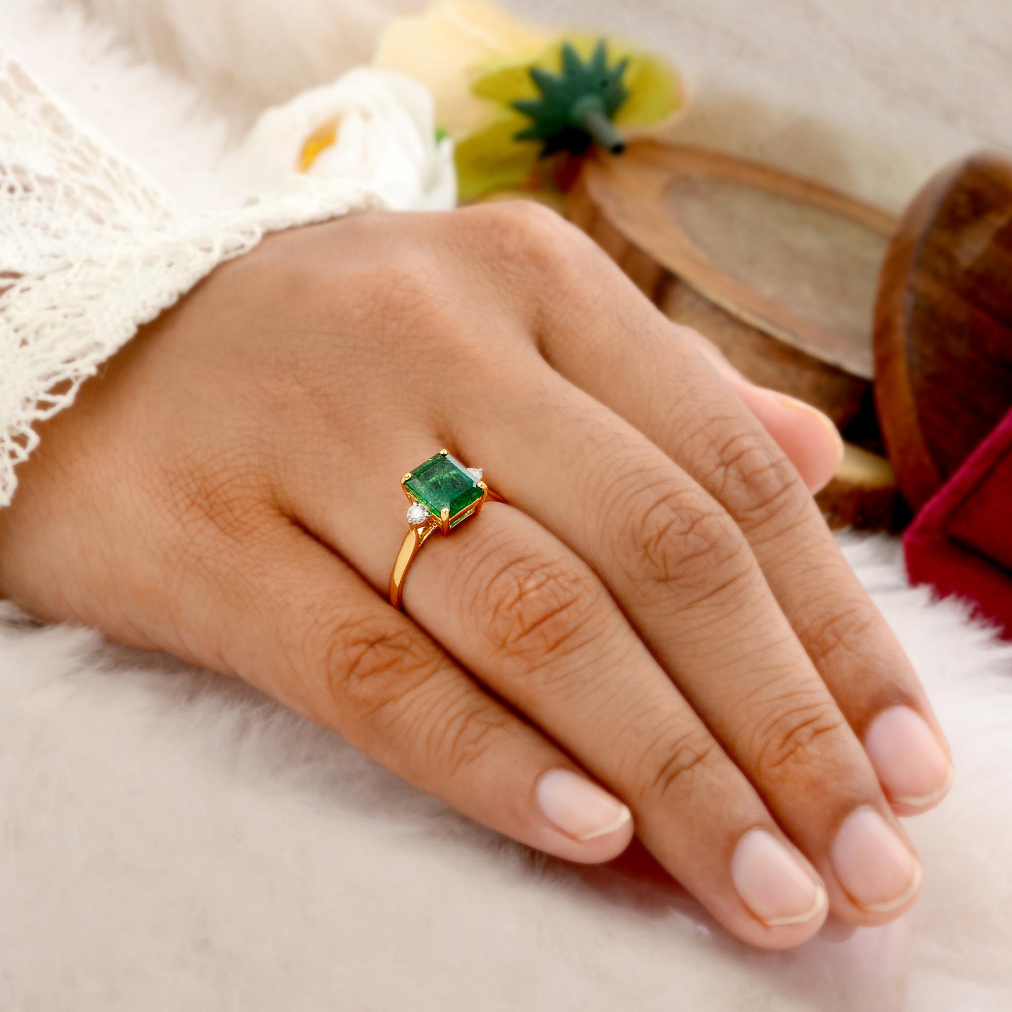 Im Angebot: Sambischer Smaragd SI/HI Diamant Drei Stein Verlobungsring 14k Massiv Gelbgold () 2