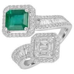 Anillo Esmeralda Zambiana En Espiral Con Diamantes Engarzados En Canal De Oro Blanco De 18k