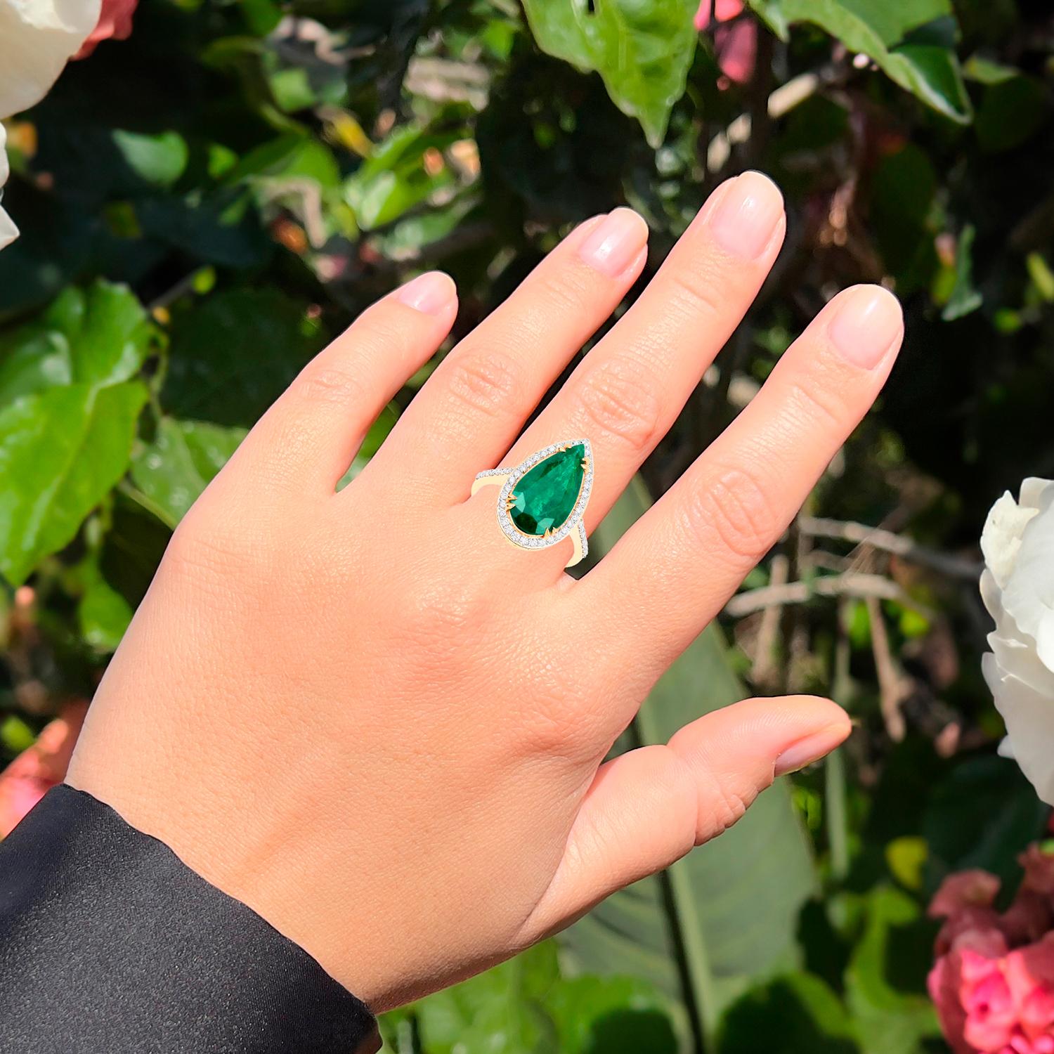 Taglio a goccia Anello con smeraldo dello Zambia con diamanti 5 carati totali in oro 14K in vendita