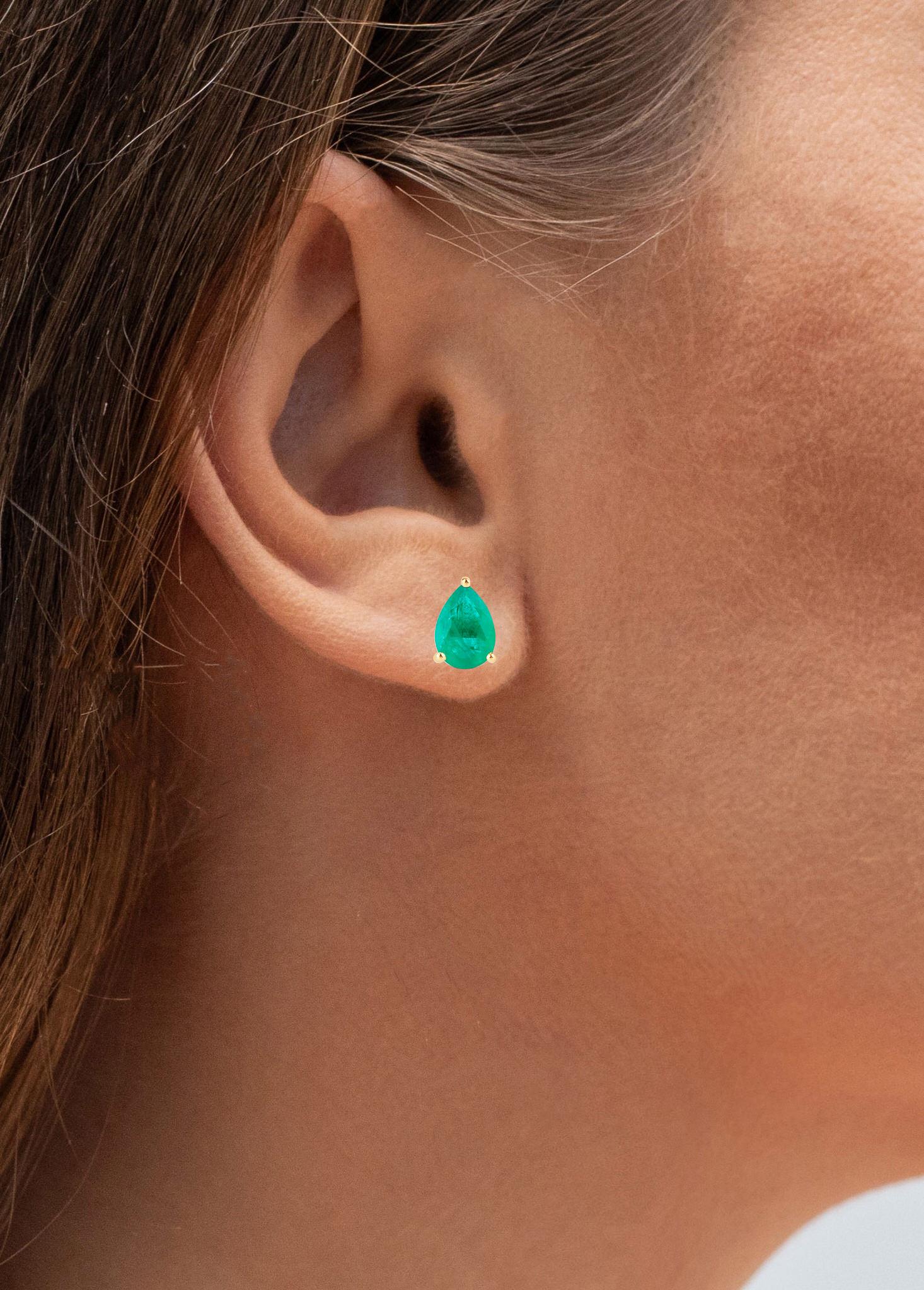 Zambian Emerald Stud Earrings 1.29 Carats 10K Yellow Gold in vendita 1